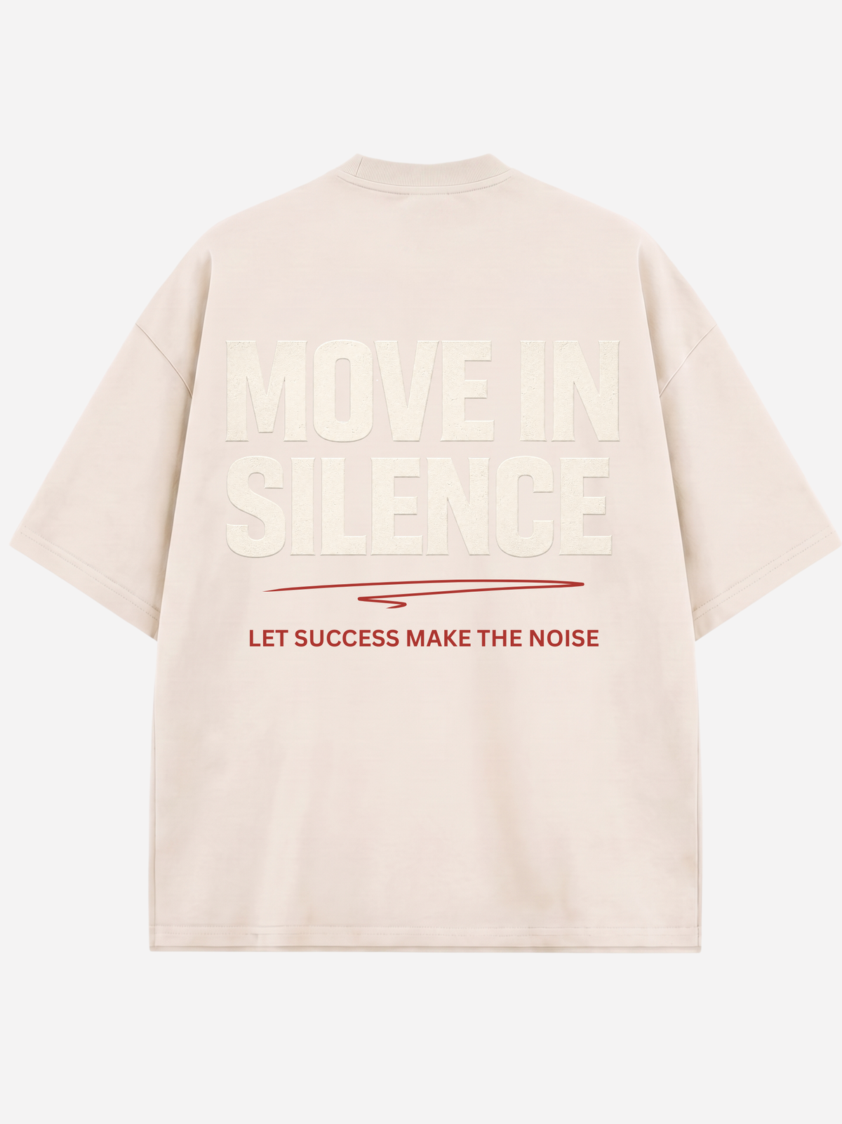 Beiges Oversized T-Shirt für Herren mit großem MOVE IN SILENCE Rückenprint und roter Typografie. Modernes Streetwear Shirt aus hochwertiger Baumwolle mit hochwertigem Statement Design.