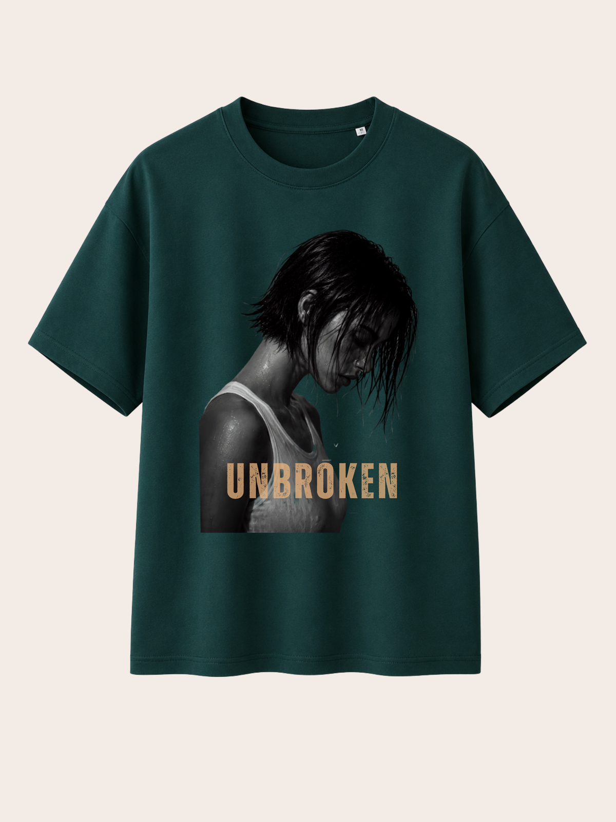 Vorderansicht eines dunkelgrünen Vyfinity Relaxed Fit T-Shirts mit „UNBROKEN“-Print. Premium Unisex Streetwear aus hochwertiger Baumwolle mit modernem Grafikdesign, lockerer Passform und minimalistischem Urban Fashion Look für Damen und Herren.