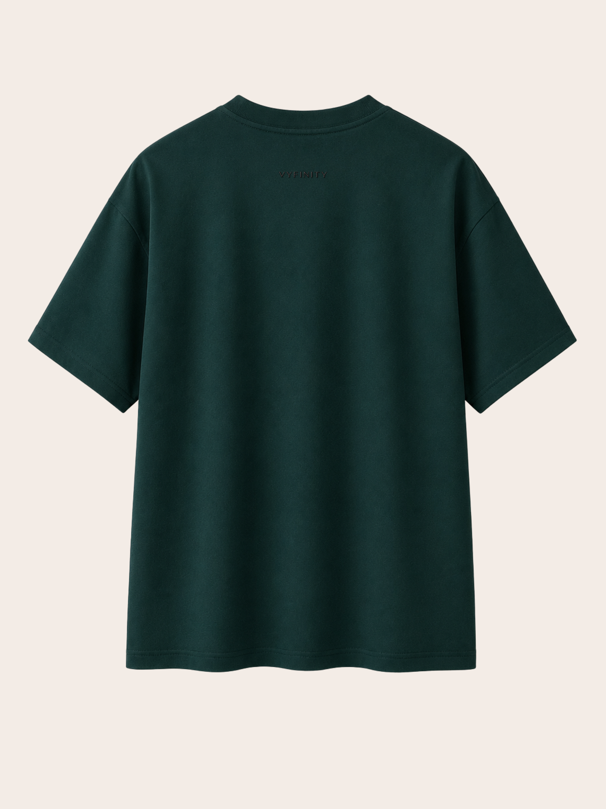 Rückansicht eines dunkelgrünen Vyfinity Relaxed Fit T-Shirts aus hochwertiger Baumwolle mit dezentem Vyfinity-Logo im Nacken. Minimalistisches Premium Unisex Streetwear Shirt mit lockerer Passform, cleanem Design und modernem Urban Fashion Look.