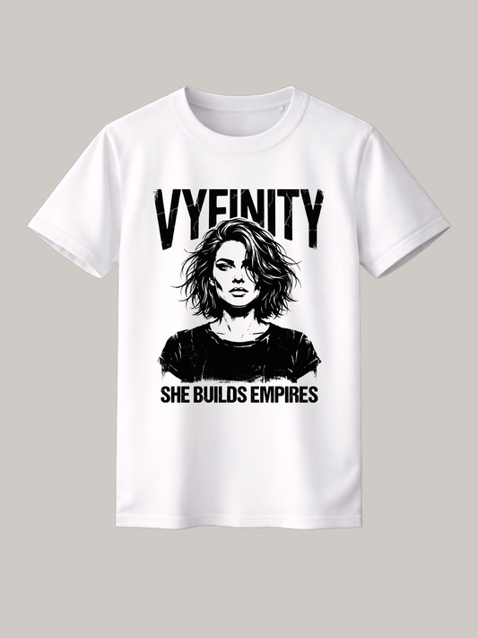 Weißes Vyfinity Damen T-Shirt mit SHE BUILDS EMPIRES Grafik und schwarz-weißem Frauenporträt. Hochwertiges Baumwollshirt im modernen Streetwear-Stil mit inspirierendem Statement Print.