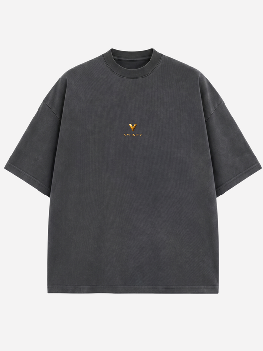 Dunkelgraues Vyfinity Oversized T-Shirt mit hochwertigem goldenen Vyfinity-Logo auf der Brust. Modernes Unisex-Streetwear-Shirt im minimalistischen Quiet-Luxury-Design mit entspannter Oversized-Passform.