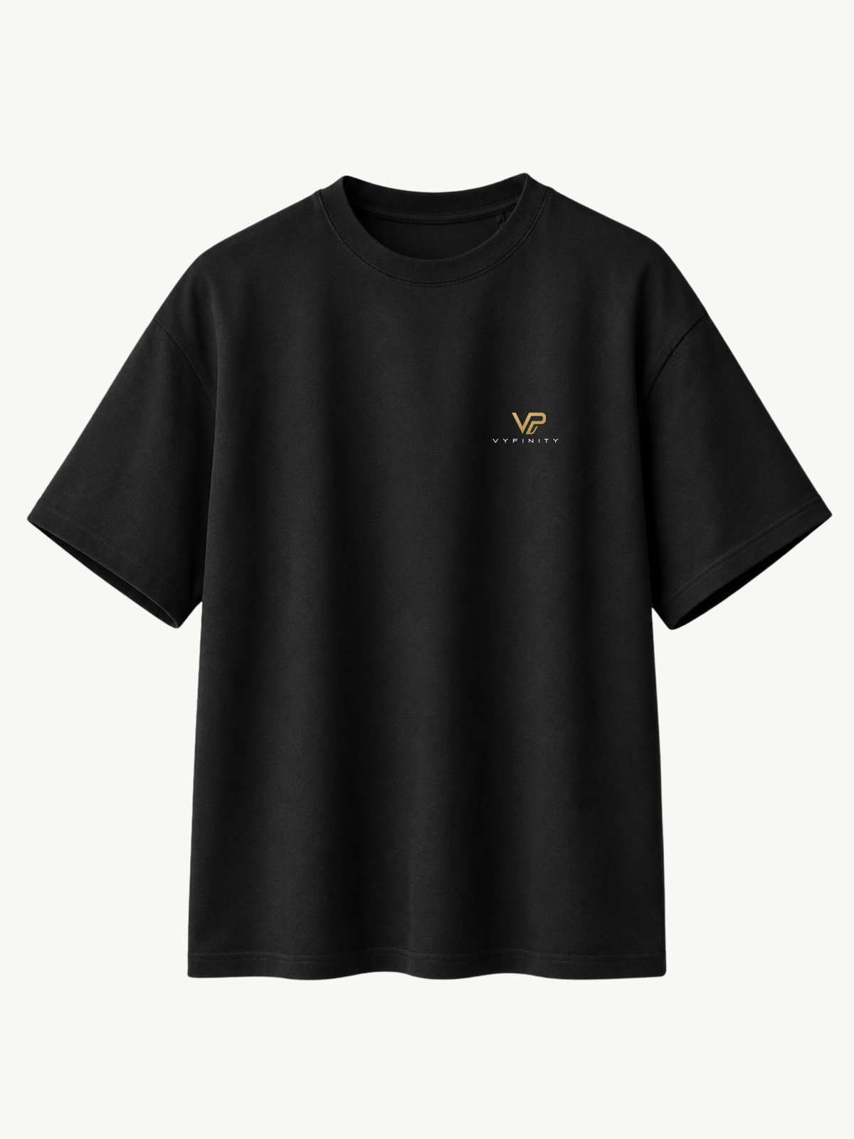 VYFINITY schwarzes Oversize-T-Shirt in Frontansicht mit minimalistischem goldfarbenem VP-Logo und VYFINITY-Schriftzug auf der Brust, freigestellte Premium-Streetwear vor weißem Hintergrund.