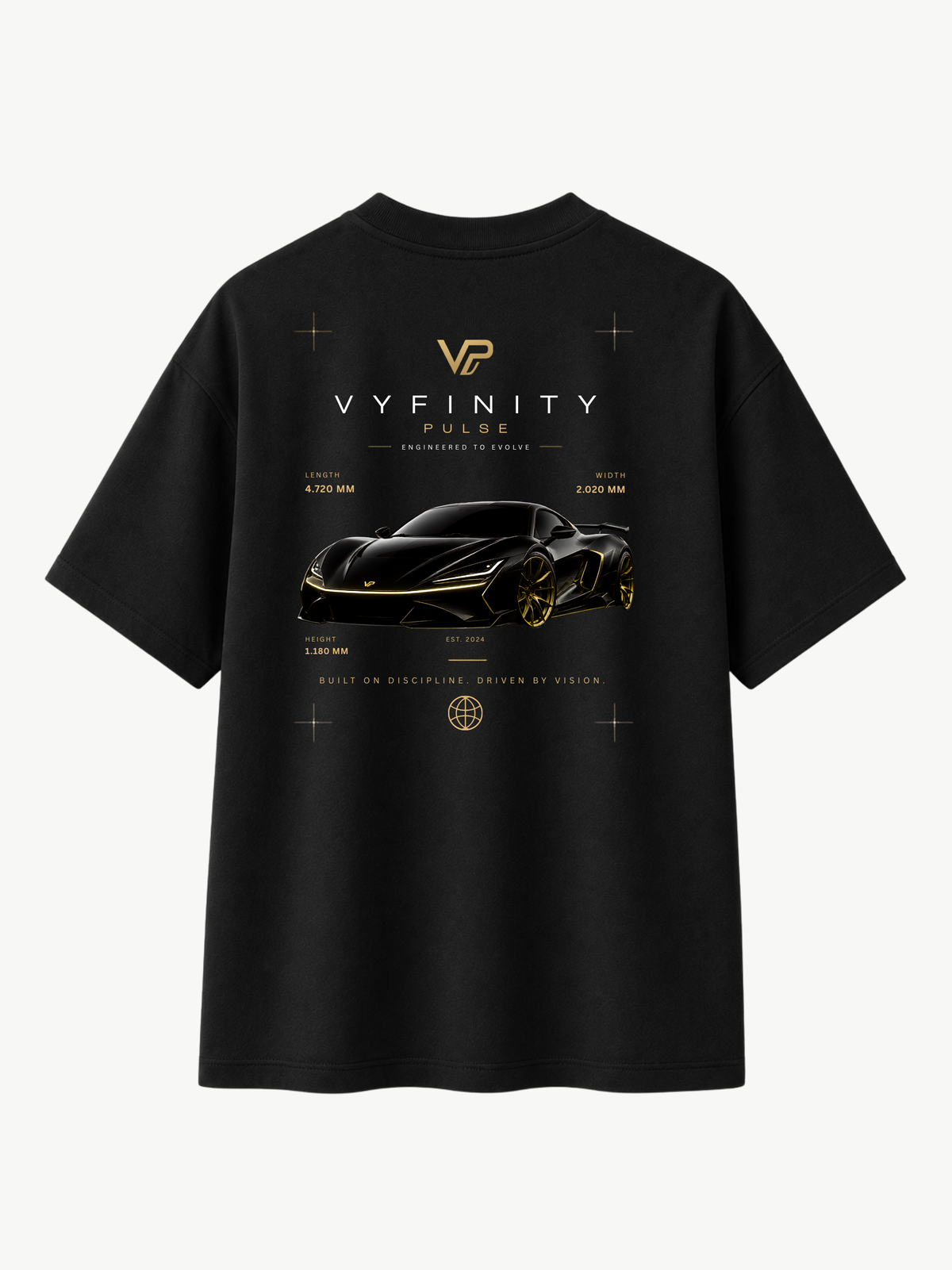 VYFINITY PULSE schwarzes Oversize-T-Shirt in Rückansicht mit großem schwarzem Sportwagen-Backprint, goldfarbenen Details, VYFINITY-Logo und futuristischem Streetwear-Design auf weißem Hintergrund.