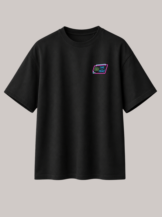 Schwarzes VYFINITY Oversized Unisex T-Shirt mit kleinem „Time Is Money“ Brustlogo in Neonfarben auf der Vorderseite. Minimalistisches Premium Streetwear Design aus hochwertiger Bio-Baumwolle mit Relaxed Fit – freigestelltes Produktbild auf neutralem Hintergrund.