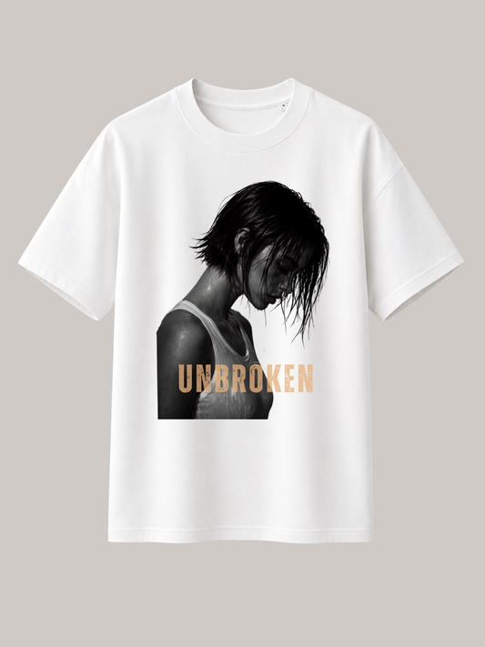 Weißes Vyfinity Relaxed Fit T-Shirt mit großem „UNBROKEN“-Frontprint. Hochwertiges Unisex Baumwollshirt mit ausdrucksstarkem Schwarz-Weiß-Porträt einer Frau und goldener Typografie im modernen Premium Streetwear- und Urban Fashion Design.