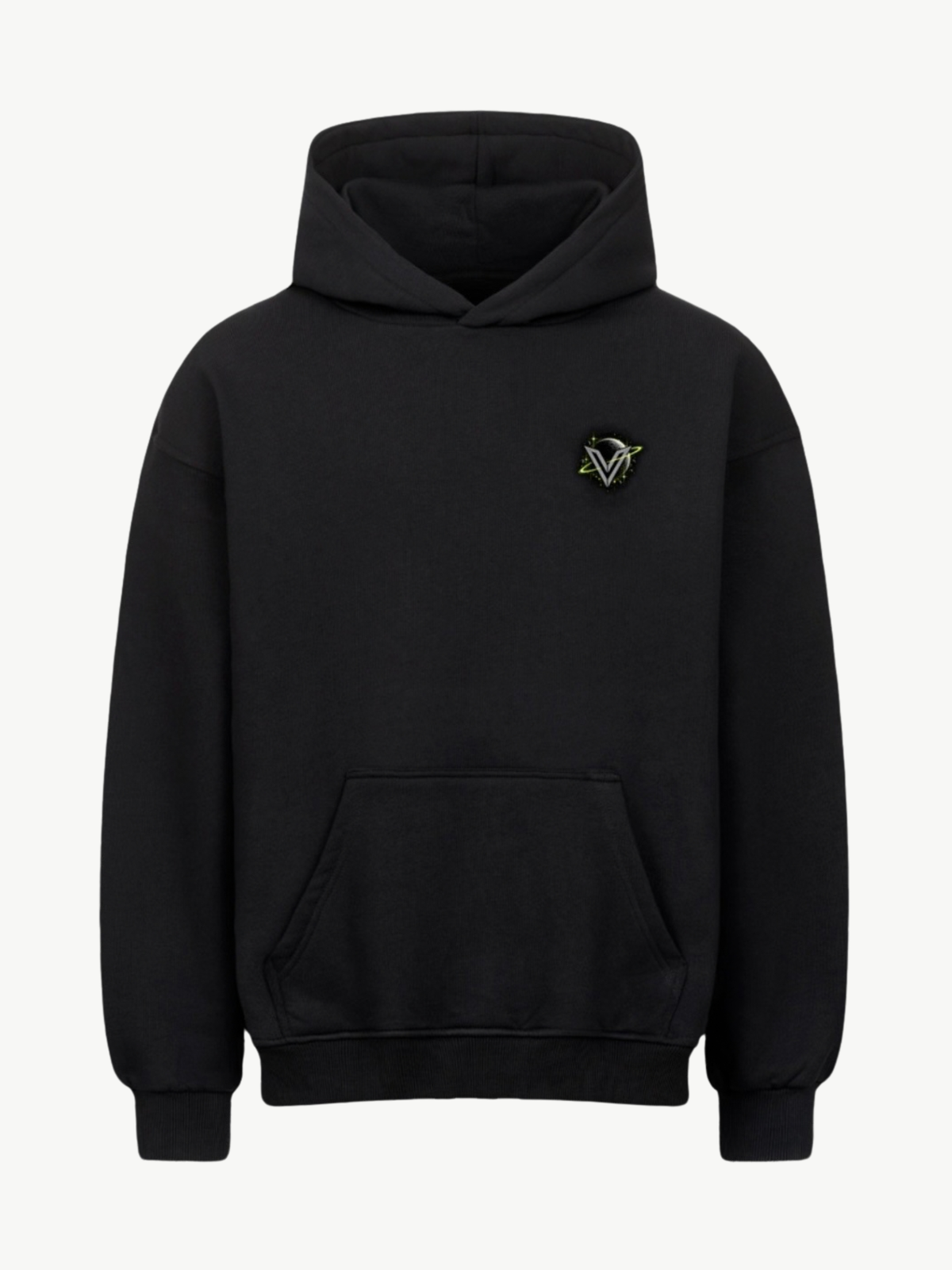 Schwarzer VYFINITY Alien Not From Here Hoodie mit kleinem schwarz-grünem VYFINITY-Logo auf der linken Brust, Kapuze und Kängurutasche, Vorderansicht.