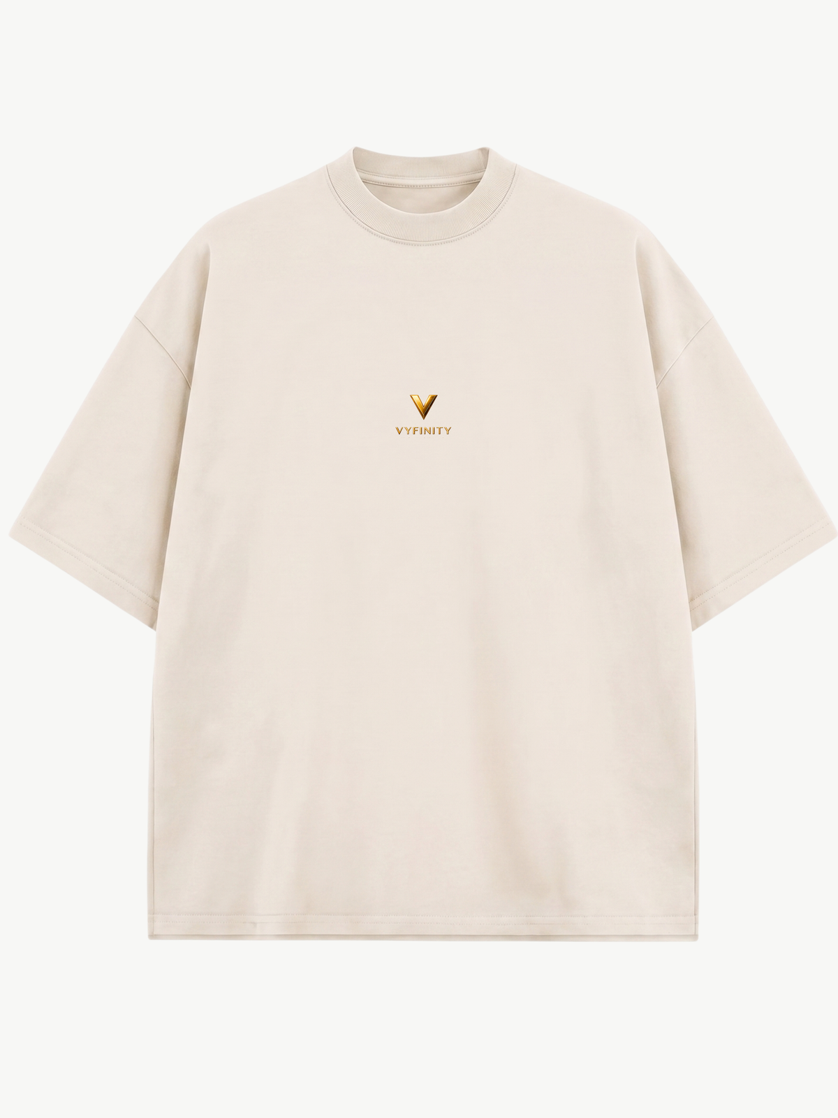 Frontansicht des cremefarbenen Vyfinity Oversized T-Shirts mit dezentem goldenen Vyfinity-Logo auf der Brust. Minimalistisches Premium-Streetwear-Design im modernen Quiet-Luxury-Stil mit hochwertiger Oversized-Passform für Damen und Herren.
