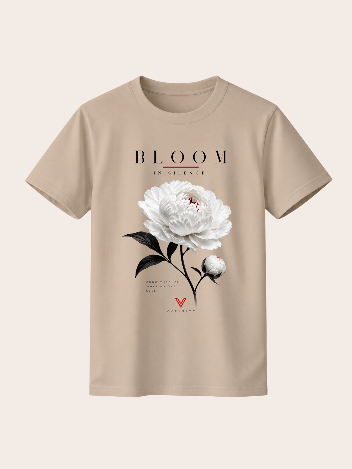 Beigefarbenes VYFINITY T-Shirt mit großem „BLOOM IN SILENCE“-Frontdesign. Das florale Motiv zeigt eine weiße Pfingstrose mit schwarzen Blättern, feinen roten Akzenten, dem Schriftzug „Grow Through What No One Sees“ und VYFINITY-Logo. Freigestellte Produktaufnahme vor hellem, cremefarbenem Hintergrund.