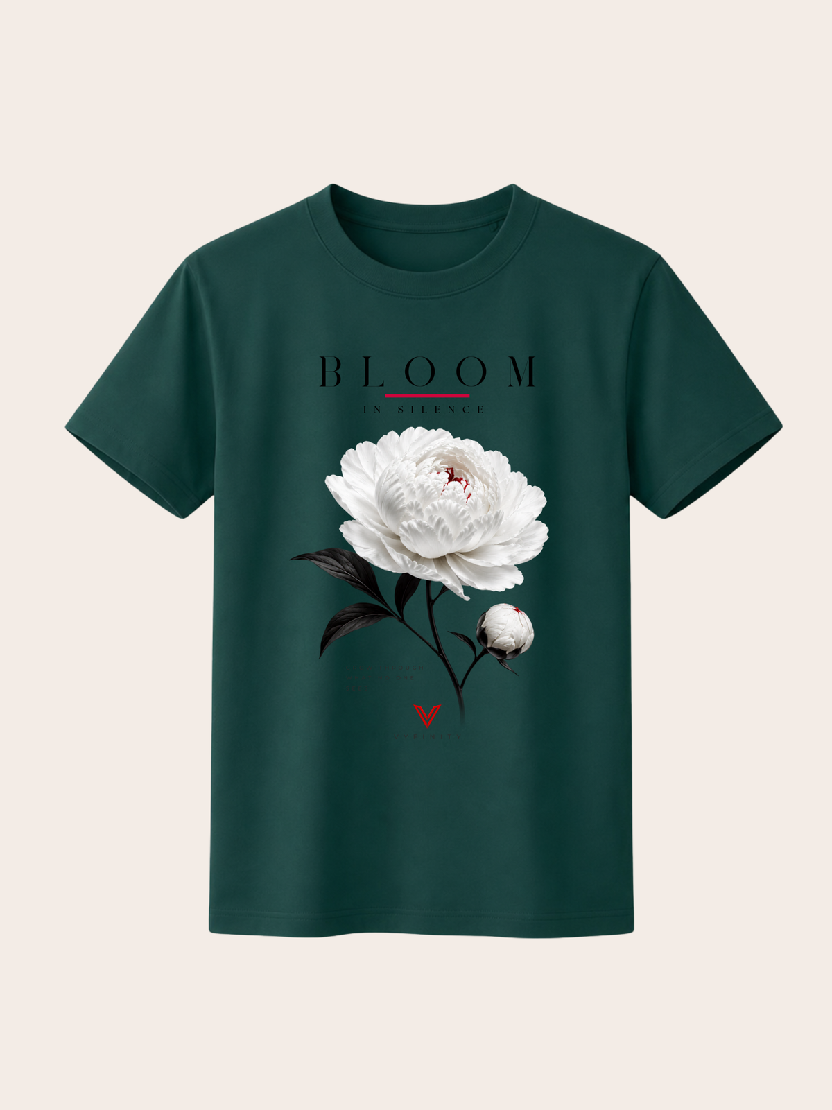 Dunkelgrünes VYFINITY T-Shirt mit großem „BLOOM IN SILENCE“-Frontdesign. Das florale Motiv zeigt eine detailreiche weiße Pfingstrose mit schwarzen Blättern und Stielen, roten Akzenten, dem Schriftzug „Grow Through What No One Sees“ sowie VYFINITY-Logo. Freigestellte Produktaufnahme vor hellem, cremefarbenem Hintergrund.