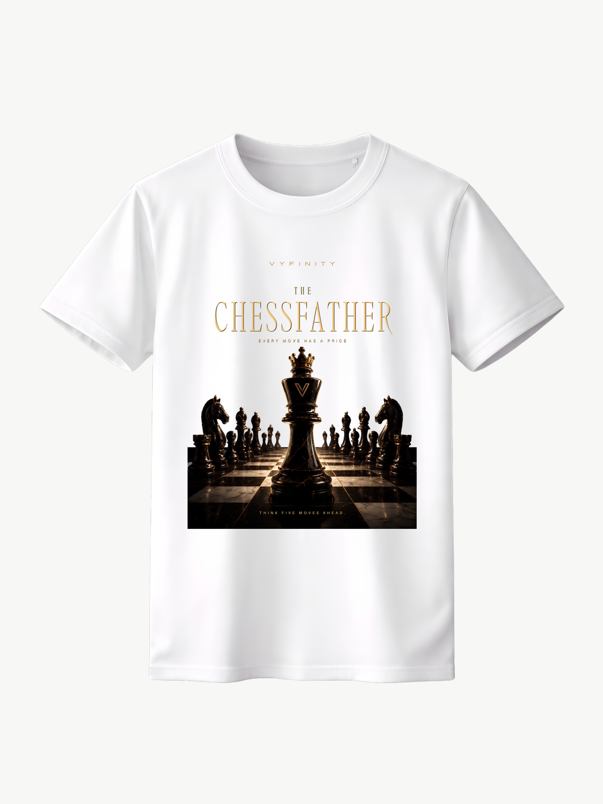 Weißes VYFINITY T-Shirt in Frontansicht mit „THE CHESSFATHER“-Schachdesign in Schwarz und Gold. Zentraler König auf einem Schachbrett, umgeben von weiteren Schachfiguren, auf cleanem weißem Hintergrund.