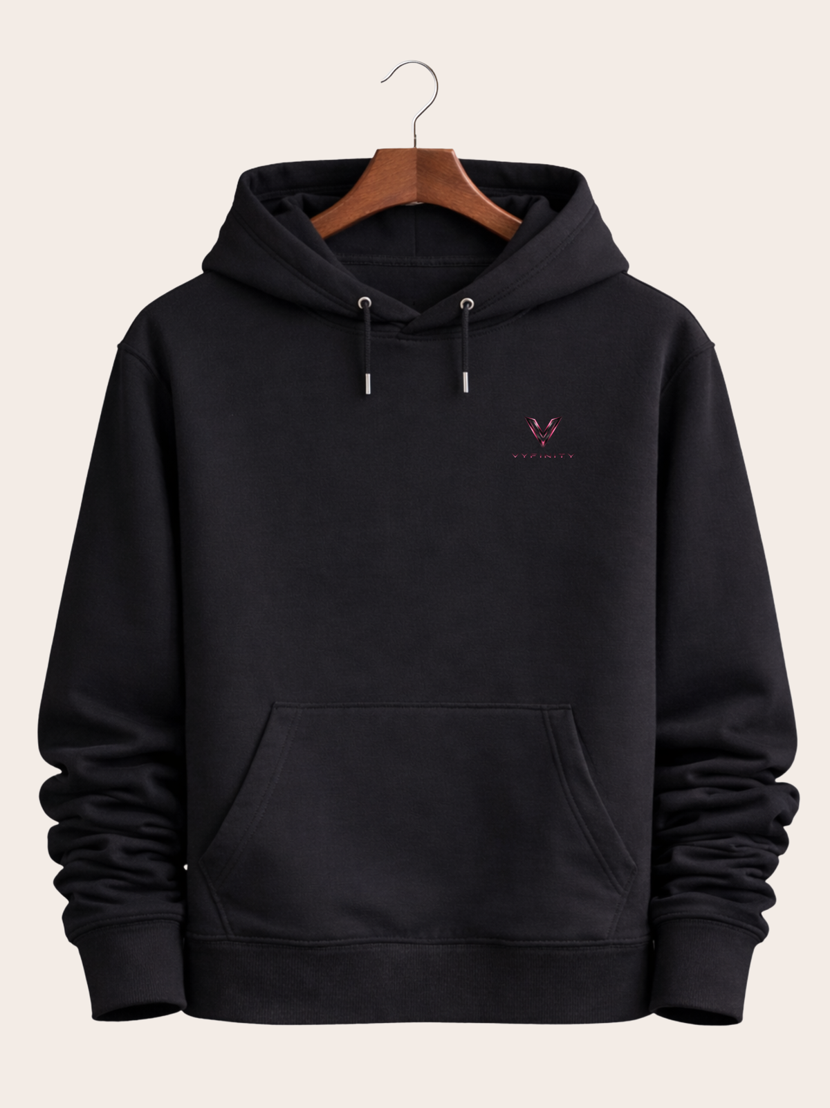 Vyfinity Control The Noise Hoodie – Schwarz – 350 GSM – Frontansicht am Holzkleiderbügel mit kleinem Vyfinity Brustlogo