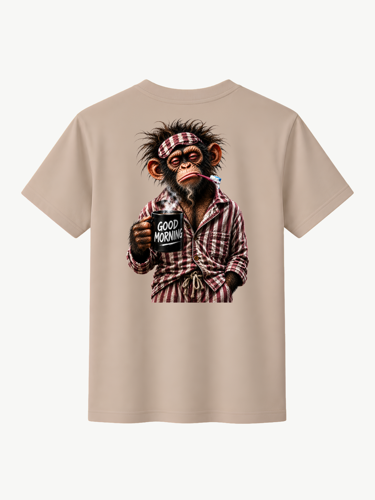 Beiges VYFINITY T-Shirt in Rückansicht mit großem „Good Morning“-Print: müder Affe im rot-weiß karierten Pyjama mit Zahnbürste und dampfender schwarzer Kaffeetasse. Heller minimalistischer Hintergrund.