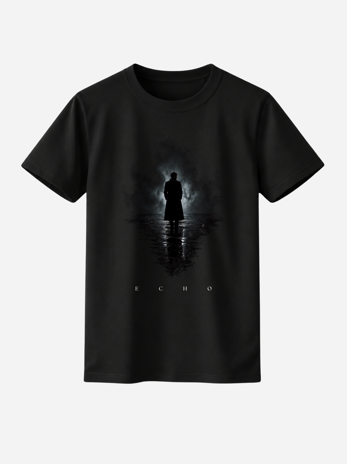 Schwarzes Vyfinity Classic Fit Unisex T-Shirt mit ECHO Frontprint. Premium Baumwollshirt mit dunkler Silhouette im Nebel, spiegelnder Reflexion und dezentem ECHO Schriftzug im minimalistischen Streetwear und Urban Fashion Design.