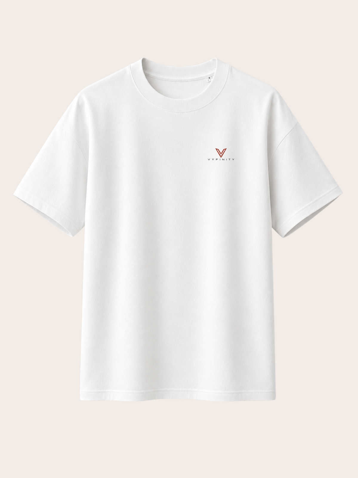 „Weißes VYFINITY Relaxed Fit T-Shirt mit kleinem rotem VYFINITY Logo auf der Brust, freigestellte Vorderansicht.“