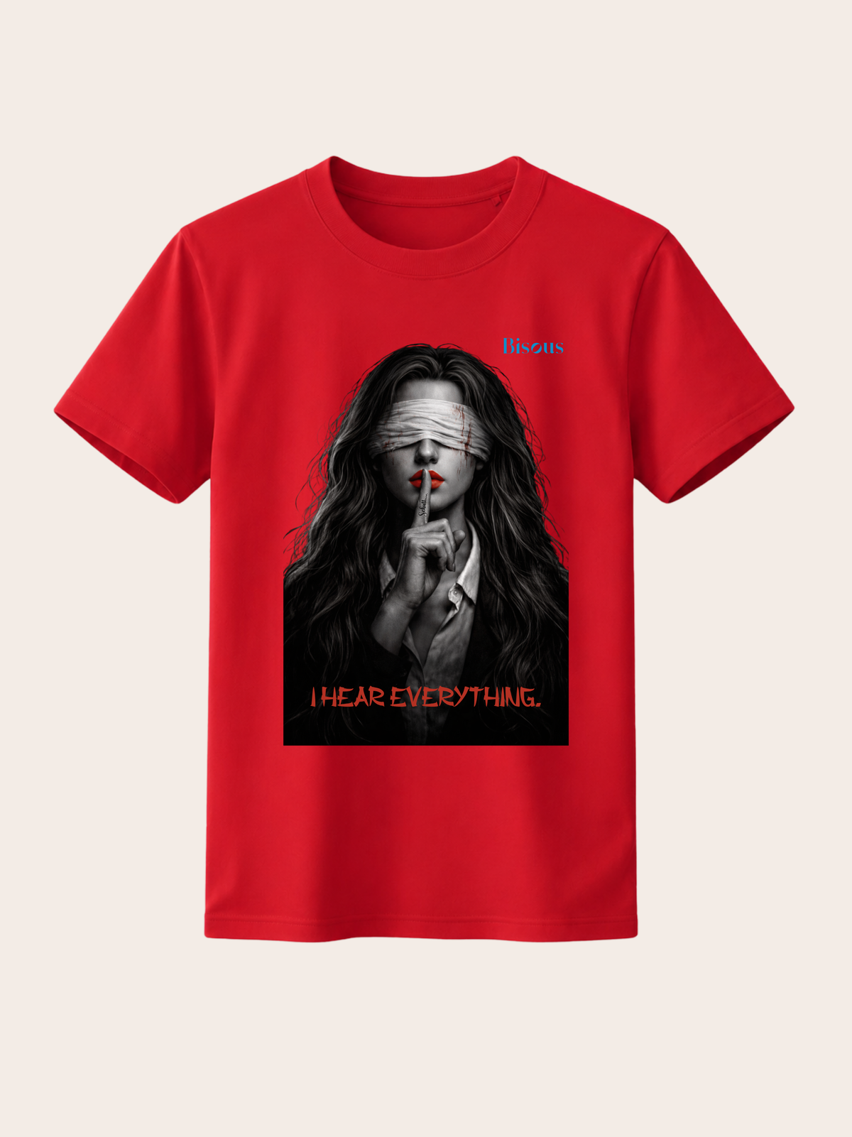 Rotes Unisex Classic Fit T-Shirt mit markantem Dark-Art-Motiv einer verbundenen Frau mit roten Lippen, Finger vor dem Mund und dem Schriftzug „I Hear Everything“. Modernes Premium Baumwoll-T-Shirt im Gothic-, Horror- und Streetwear-Stil mit ausdrucksstarkem Mystery-Print für Damen und Herren.