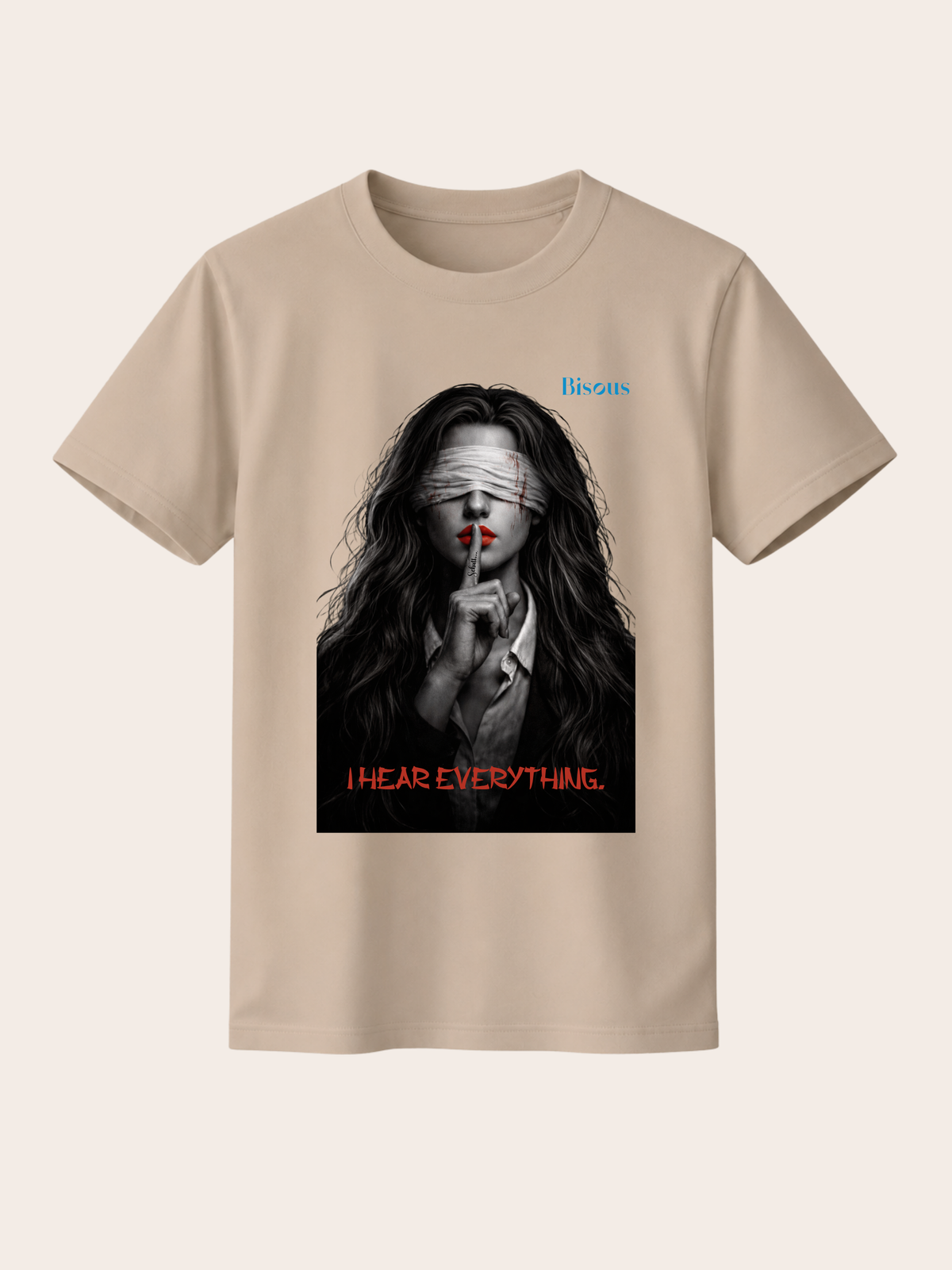 Beiges Vyfinity Classic Fit Unisex T-Shirt mit künstlerischem Portrait-Print einer verbundenen Frau, rotem Lippenakzent und dem Schriftzug „I Hear Everything“. Hochwertiges Premium Baumwoll-T-Shirt im minimalistischen Streetwear- und Dark-Art-Design für Damen und Herren.