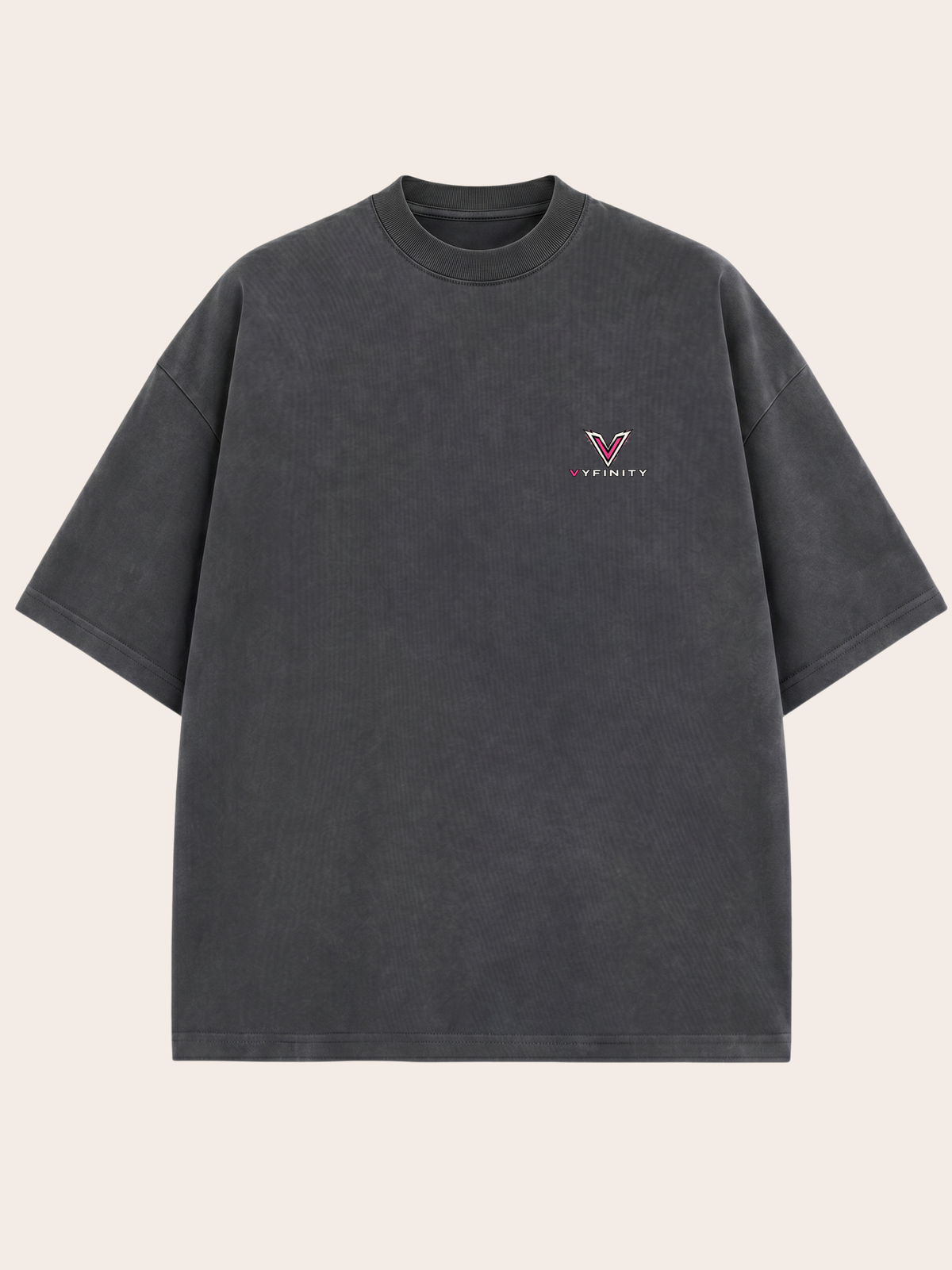 Anthrazitfarbenes VYFINITY Oversized T-Shirt in Frontansicht mit kleinem VYFINITY-Logo auf der linken Brust. Minimalistisches Premium-Streetwear-Design mit weitem Schnitt, überschnittenen Schultern und markantem Rundhalsausschnitt.