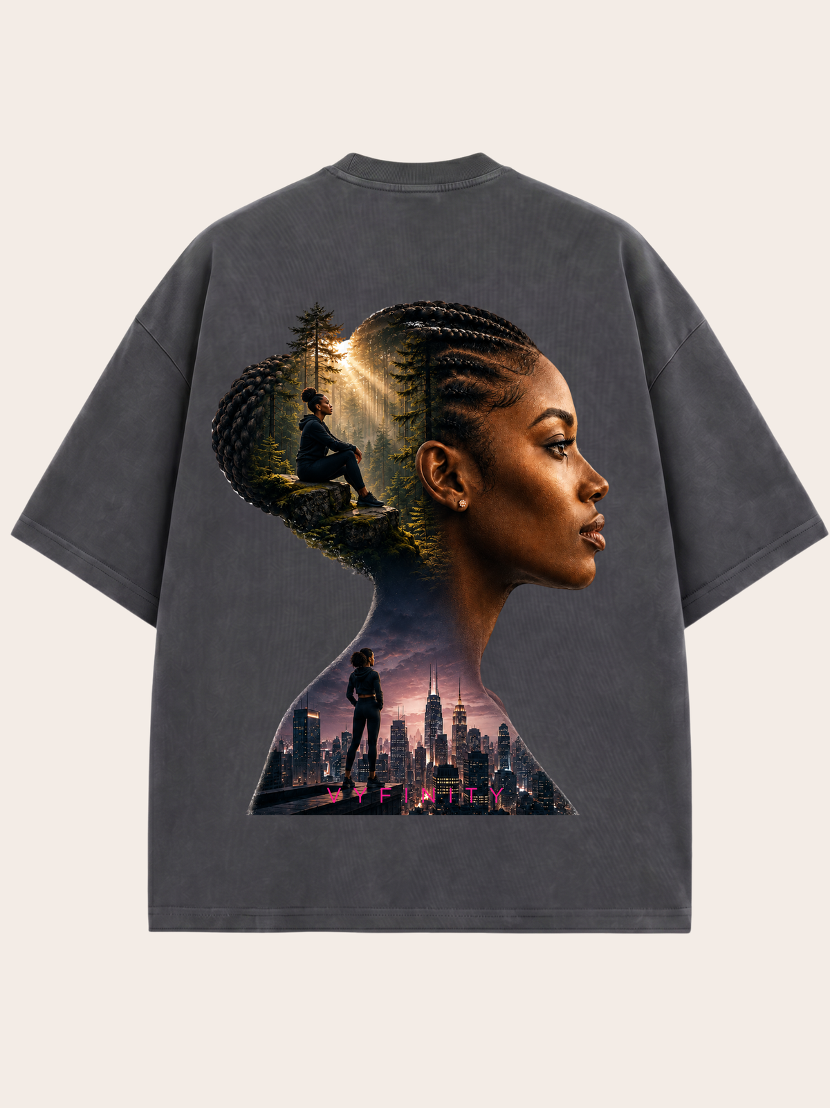 Anthrazitfarbenes VYFINITY Oversized T-Shirt in Rückansicht mit großem Rückenprint einer schwarzen Frau im Seitenprofil. Das detailreiche Motiv verbindet einen lichtdurchfluteten Wald mit einer urbanen Skyline und dem VYFINITY-Schriftzug zu einem modernen Premium-Streetwear-Look.