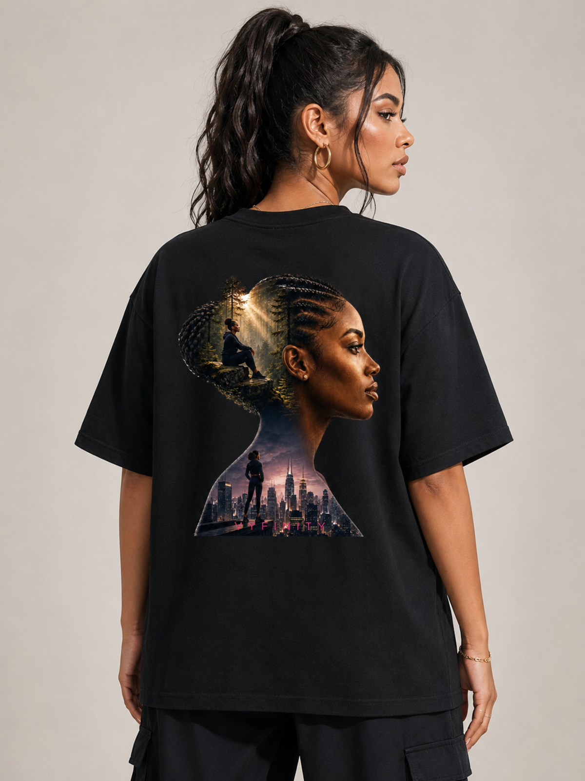 Frau in Rückansicht mit schwarzem VYFINITY Oversized T-Shirt und großem Rückenprint. Das Motiv zeigt eine schwarze Frau im Seitenprofil, kombiniert mit einem lichtdurchfluteten Wald, einer urbanen Skyline und dem VYFINITY-Schriftzug – moderner Premium-Streetwear-Look.