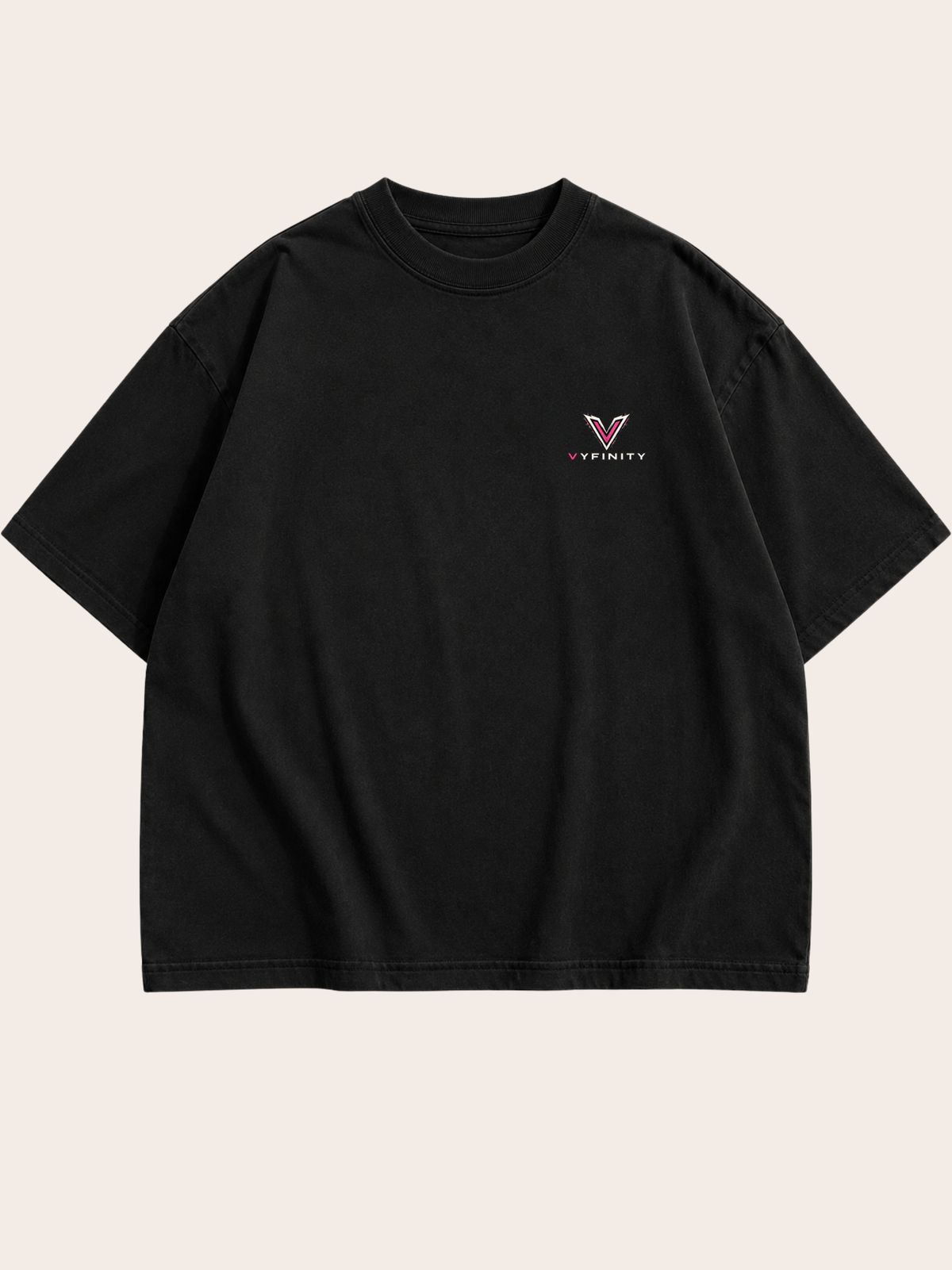 Schwarzes VYFINITY Oversized T-Shirt in Frontansicht mit kleinem VYFINITY-Logo auf der linken Brust. Minimalistisches Premium-Streetwear-Design mit weitem Schnitt, überschnittenen Schultern und cleanem schwarzem Look.