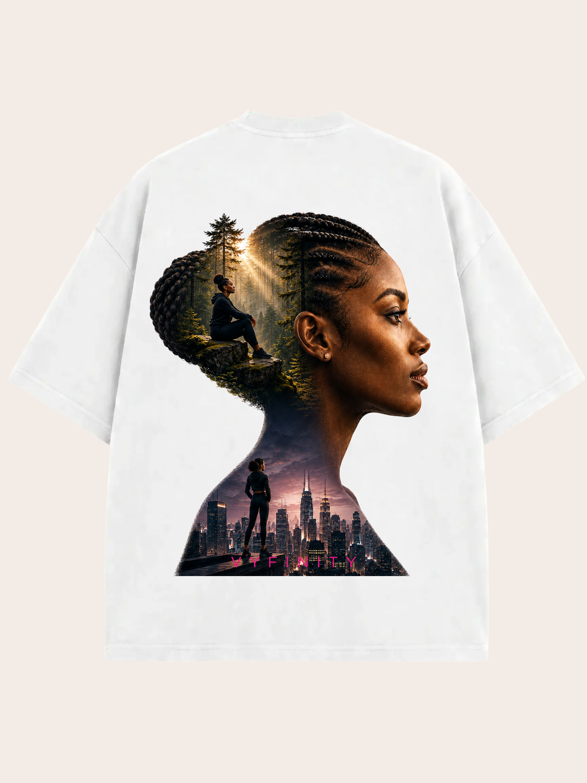 Weißes VYFINITY Oversized T-Shirt in Rückansicht mit großem, detailreichem Rückenprint einer schwarzen Frau im Seitenprofil. Das Motiv kombiniert einen lichtdurchfluteten Wald mit einer urbanen Skyline und dem VYFINITY-Schriftzug zu einem ausdrucksstarken Premium-Streetwear-Look.