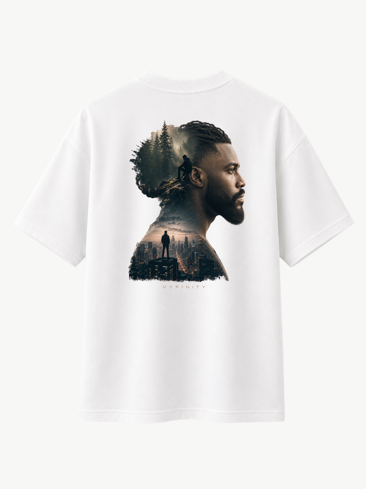 Weißes VYFINITY Heavy T-Shirt in Rückansicht mit großem Double-Exposure-Backprint. Das Motiv zeigt das Seitenprofil eines Mannes, kombiniert mit einem atmosphärischen Wald und einer urbanen Skyline. Darunter steht dezent „VYFINITY“. Premium Streetwear auf hellem Studiohintergrund.