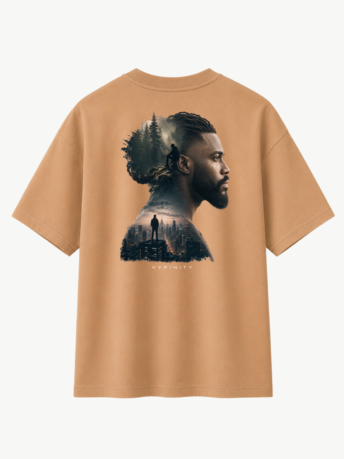 Beige VYFINITY Heavy T-Shirt in Rückansicht mit großem, detailreichem Rückenprint: männliches Seitenprofil als Double-Exposure-Komposition mit dunklem Wald, einsamer Figur und urbaner Skyline. Dezenter VYFINITY-Schriftzug unter dem Motiv.