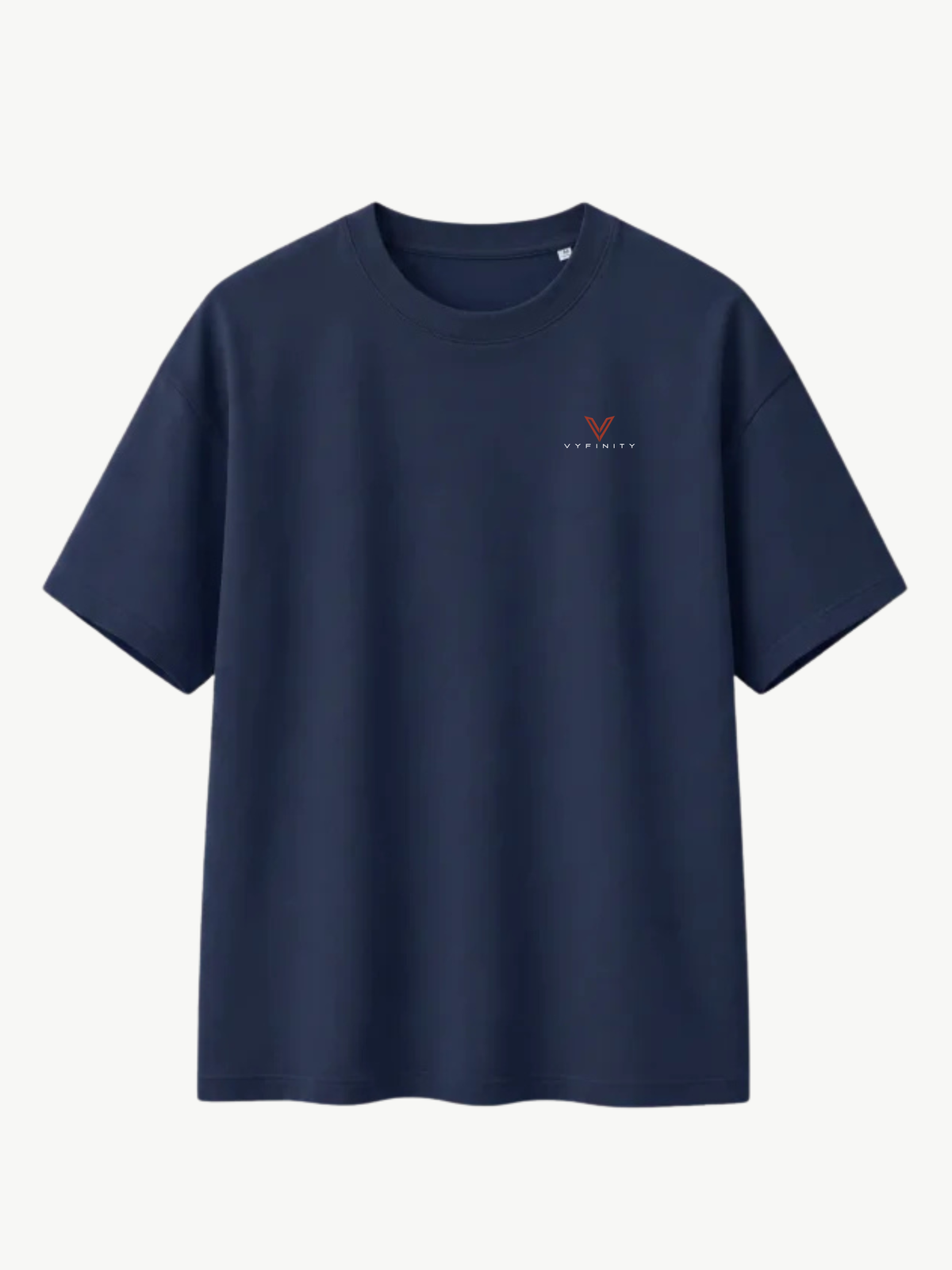 Dunkelblaues VYFINITY Heavy T-Shirt in Frontansicht mit kleinem, minimalistischem VYFINITY-Logo auf der linken Brust. Lockerer Schnitt mit Rundhalsausschnitt und kurzen Ärmeln, freigestellt auf hellem Hintergrund.
