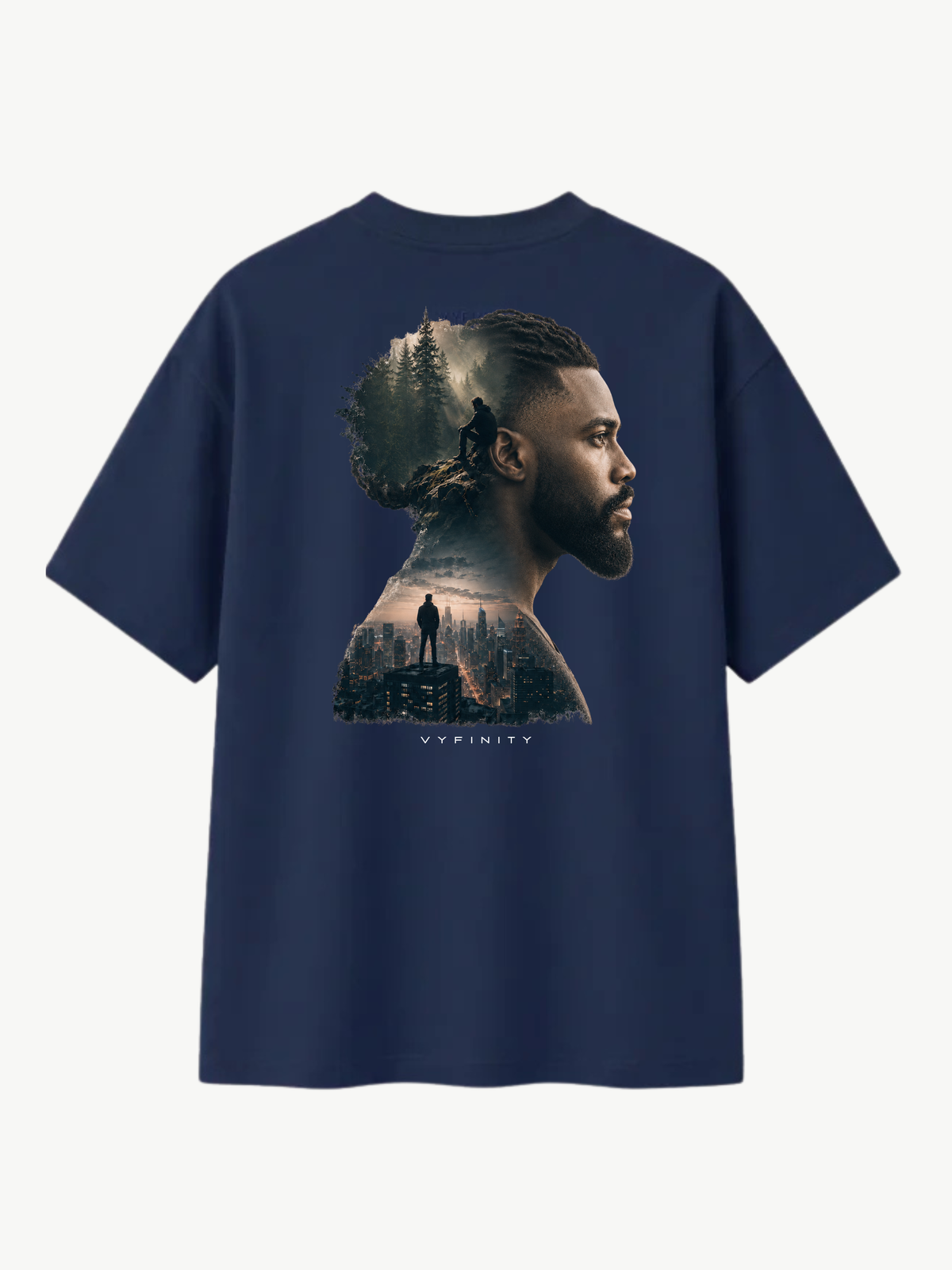 Dunkelblaues VYFINITY Heavy T-Shirt in Rückansicht mit großem Double-Exposure-Rückenprint. Das Motiv zeigt ein männliches Seitenprofil, kombiniert mit einer atmosphärischen Waldlandschaft, einer einsamen Figur und urbaner Skyline. Dezenter VYFINITY-Schriftzug unter dem Motiv.