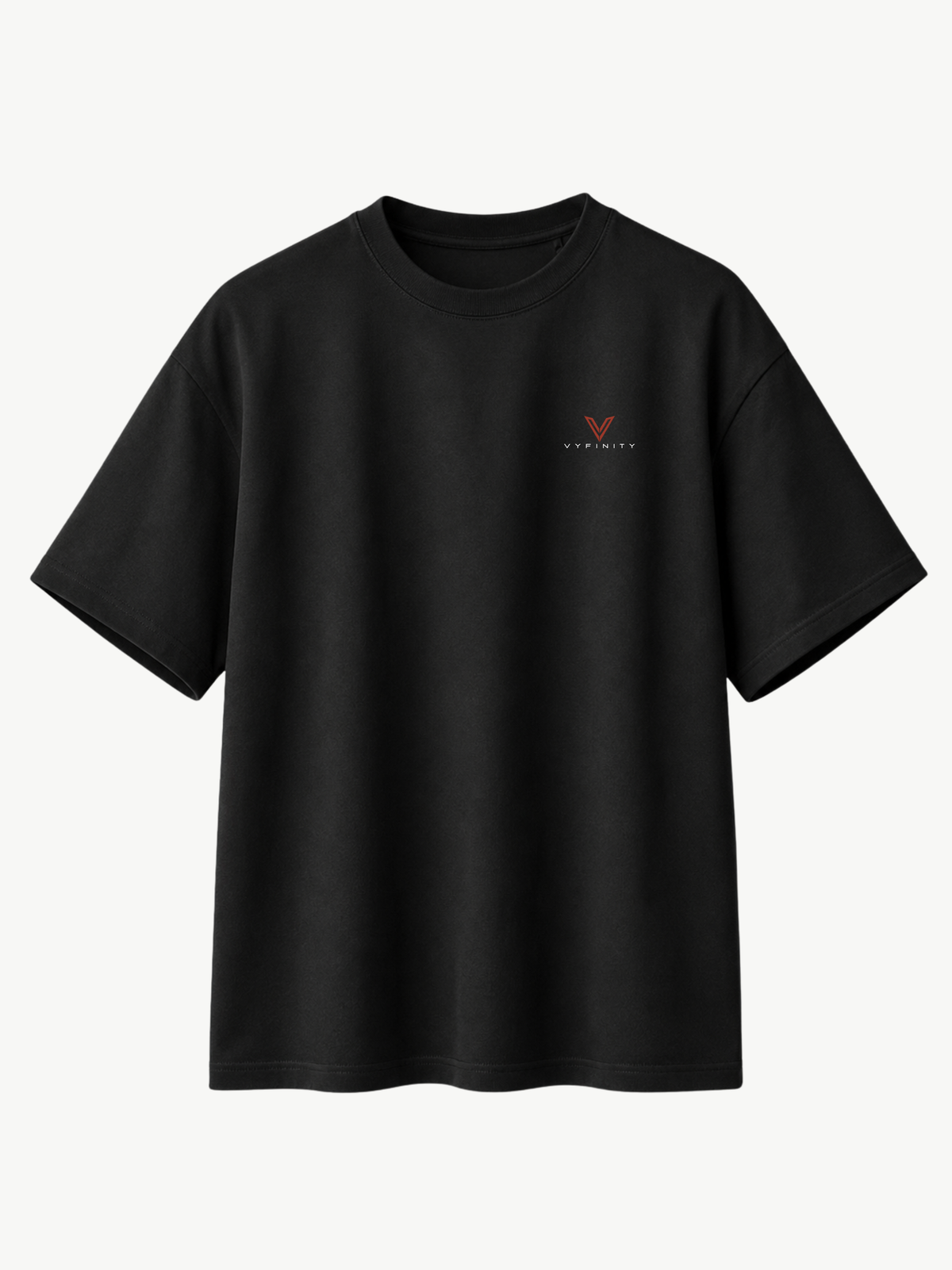 Schwarzes VYFINITY Heavy T-Shirt mit minimalistischem VYFINITY-Brustlogo in Rot und Weiß. Frontansicht des cleanen 215-GSM-Shirts vor hellem Hintergrund.