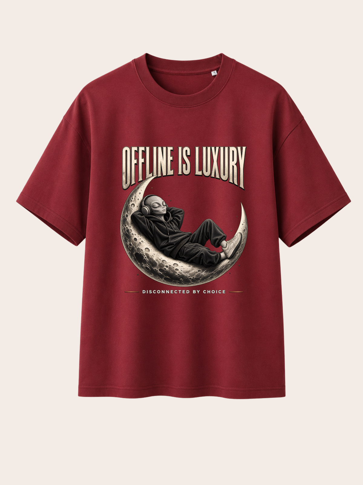 Bordeauxrotes Oversized Heavy T-Shirt mit großem Frontprint „OFFLINE IS LUXURY“. Zentrales Motiv: entspannter Alien im schwarzen Oversized Hoodie mit Kopfhörern, liegend auf einer detaillierten Mondsichel. Darunter der Schriftzug „DISCONNECTED BY CHOICE“. Cremefarbene Typografie, monochromes Schwarz-Grau-Mondmotiv und dezente warme Akzente. Rückseite ohne Print.