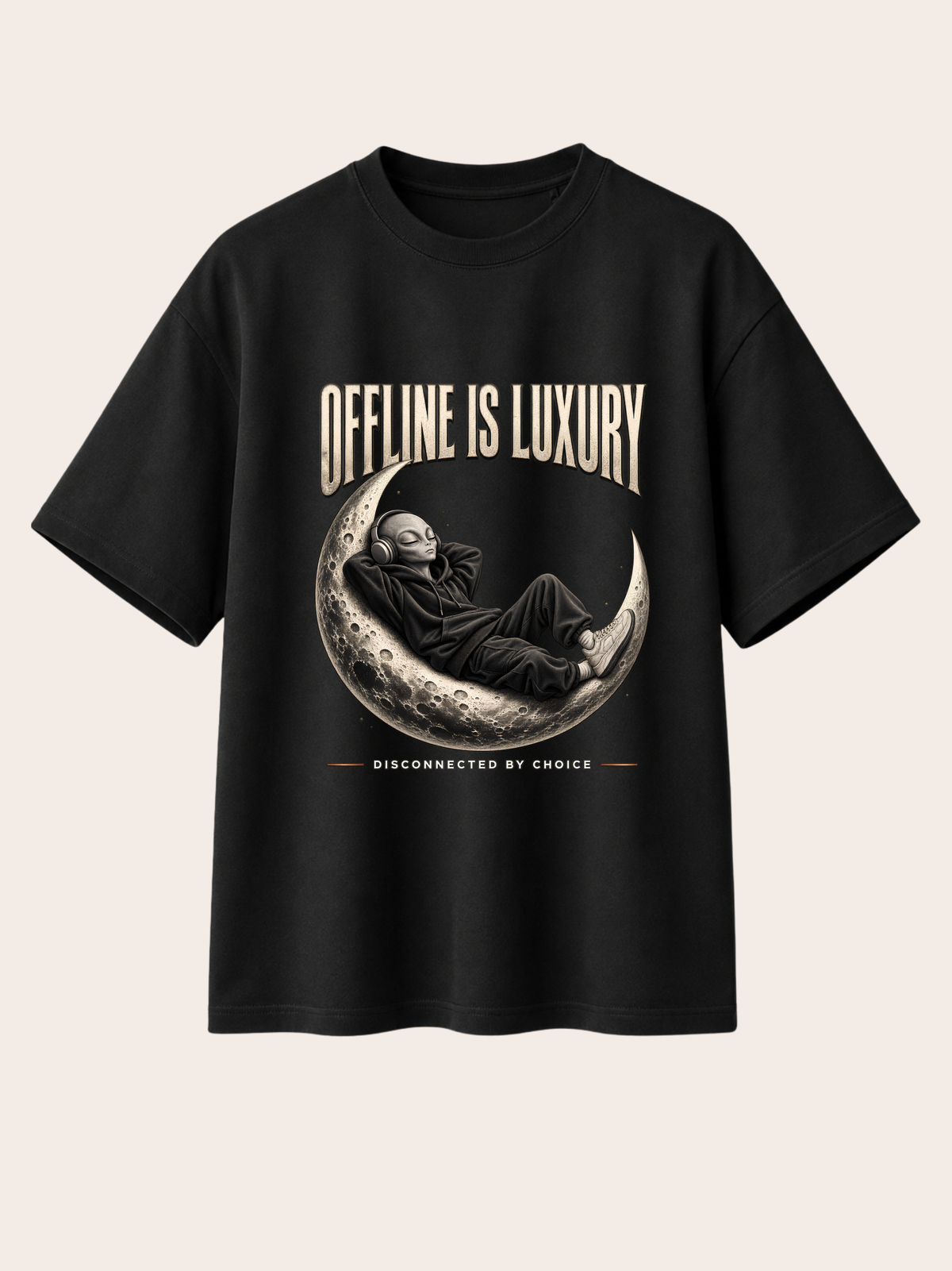 Schwarzes Oversized Heavy T-Shirt mit großem „OFFLINE IS LUXURY“-Frontdesign. Im Mittelpunkt liegt eine entspannte Alien-Figur im schwarzen Hoodie mit Kopfhörern auf einer detailreichen Mondsichel. Darunter der Schriftzug „DISCONNECTED BY CHOICE“. Cremefarbene Vintage-Typografie und monochrome Illustration erzeugen einen starken Kontrast auf Schwarz – moderner Premium-Streetwear-Look.