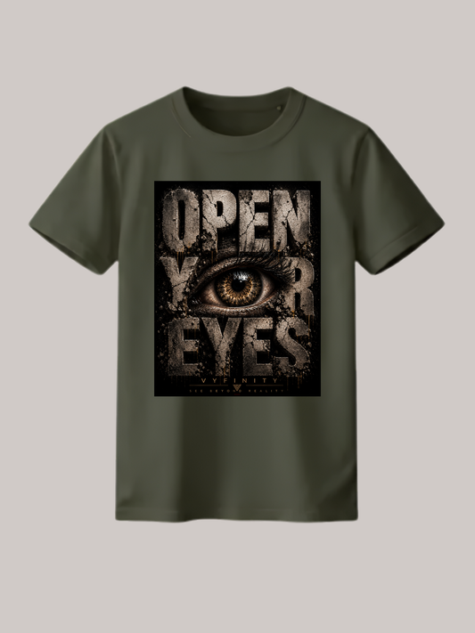 Olivgrünes Unisex Classic Fit T-Shirt mit großem „OPEN YOUR EYES“-Print und realistischem Auge im markanten Grunge-Design. Premium Streetwear von VYFINITY mit urbanem Vintage-Look auf freigestelltem Studiohintergrund.