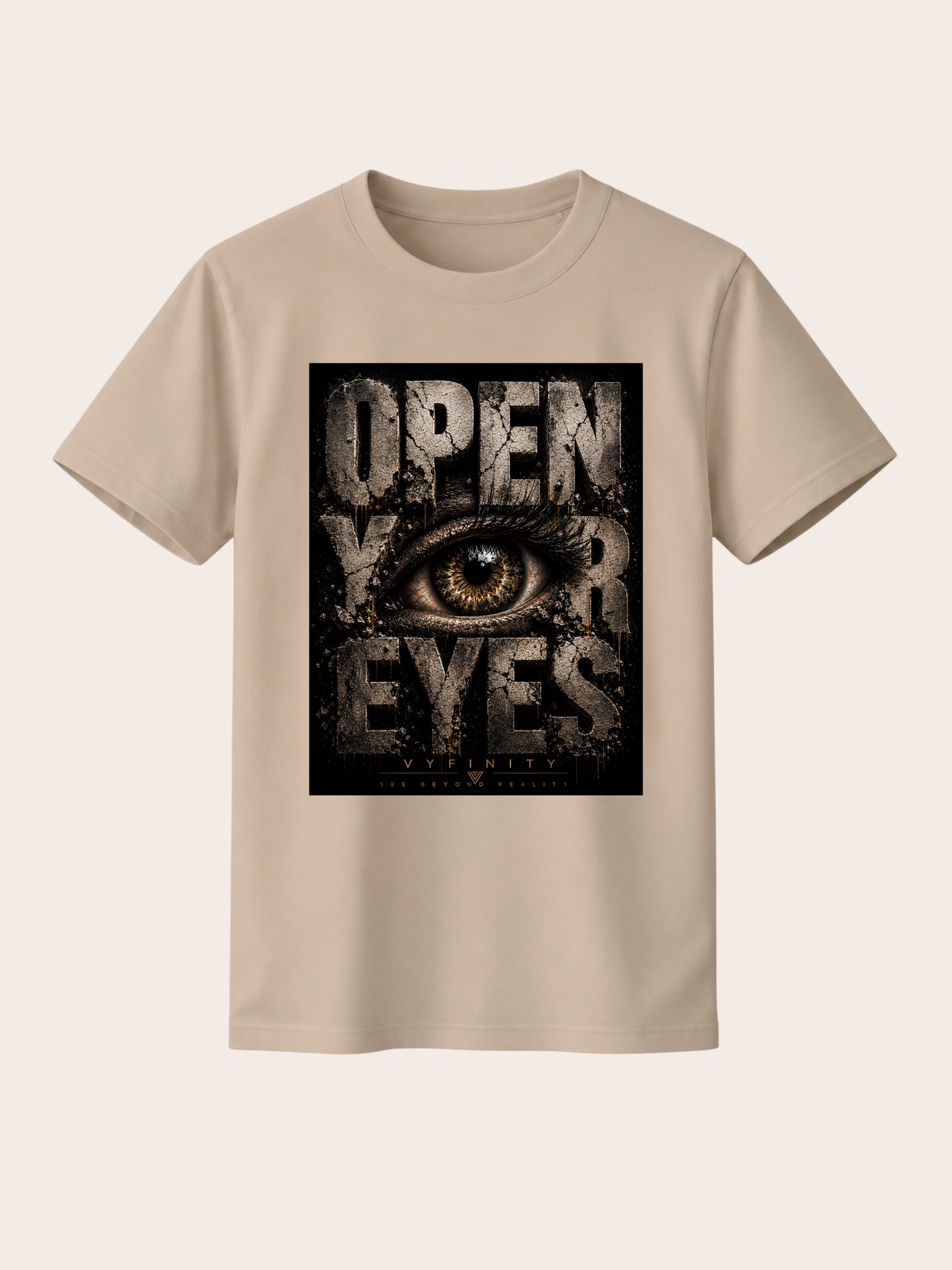 Beigefarbenes VYFINITY T-Shirt mit großem „OPEN YOUR EYES“-Frontprint. Das auffällige Grunge-Design zeigt ein detailreiches Auge zwischen monumentaler, verwitterter Typografie in dunklen Braun- und Schwarztönen sowie dezentes VYFINITY-Branding. Das T-Shirt ist frontal vor einem hellen, neutralen Hintergrund dargestellt.