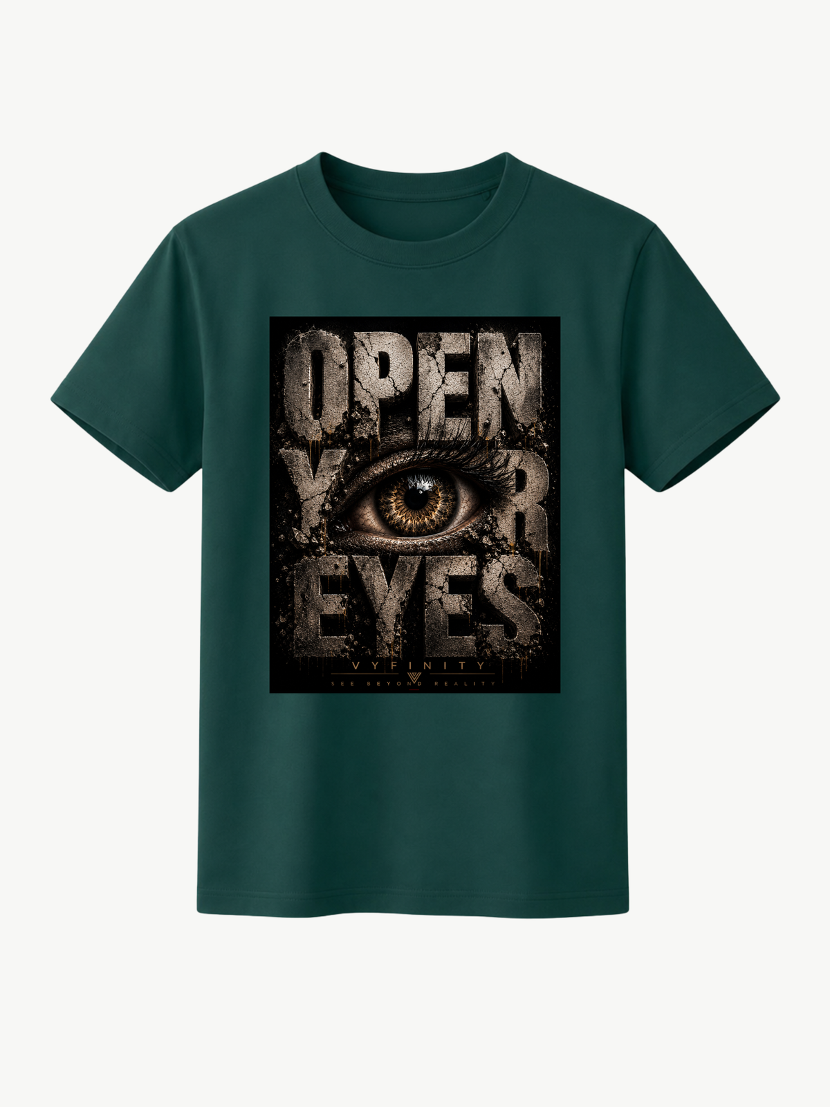 Dunkelgrünes Unisex Classic Fit T-Shirt mit großem „OPEN YOUR EYES“-Print und detailreichem realistischem Auge im markanten Grunge-Stil. Premium Streetwear von VYFINITY auf freigestelltem Studiohintergrund.