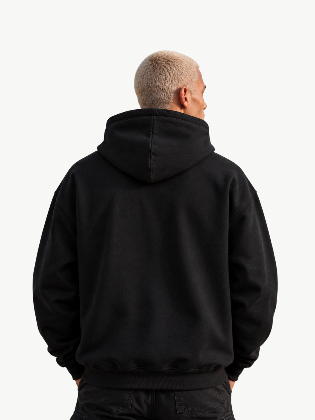 VYFINITY schwarzer Hoodie – Rückansicht am männlichen Model – cleaner Rücken ohne Print – schwarzer Premium Hoodie