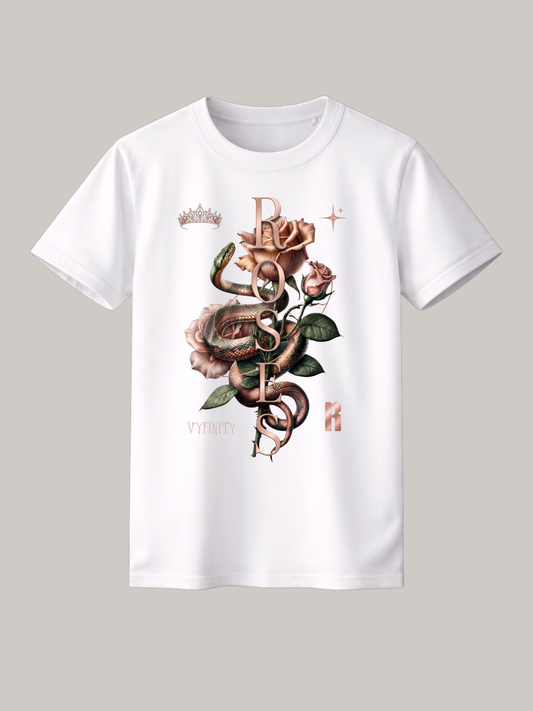 Weißes Unisex Classic Fit T-Shirt mit detailreichem Schlangen- und Rosenmotiv sowie vertikalem „ROSES“-Schriftzug. Elegantes Premium Baumwoll-Shirt mit floraler Snake-Grafik, Krone und dezenten Luxury-Elementen im modernen Streetwear-Design von VYFINITY.