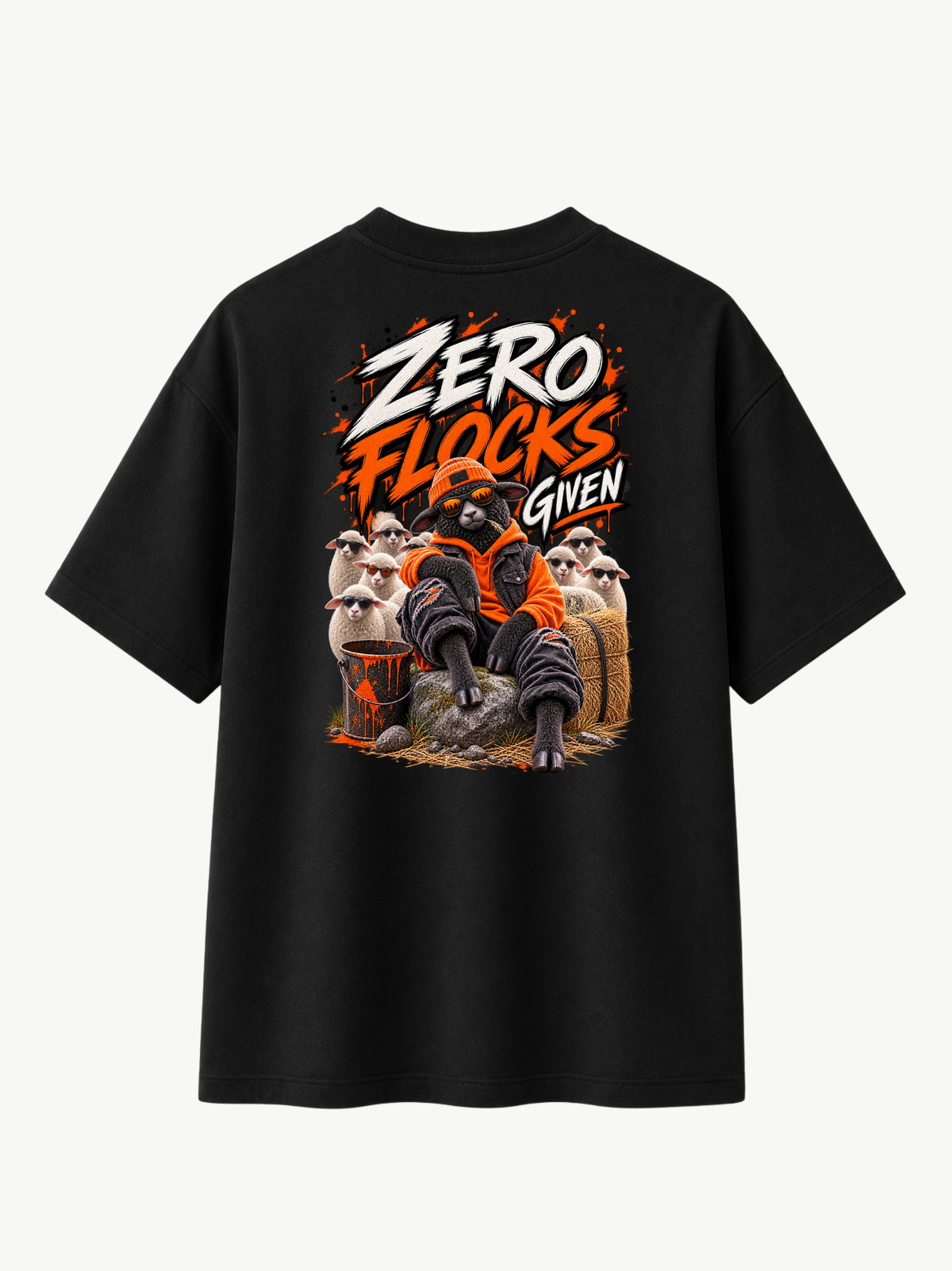 Schwarzes Heavy T-Shirt mit großem Rückenprint „ZERO FLOCKS GIVEN“. Das Motiv zeigt ein schwarzes Schaf in orange-schwarzem Streetwear-Outfit vor einer Gruppe weißer Schafe, kombiniert mit auffälliger weiß-orangefarbener Typografie.