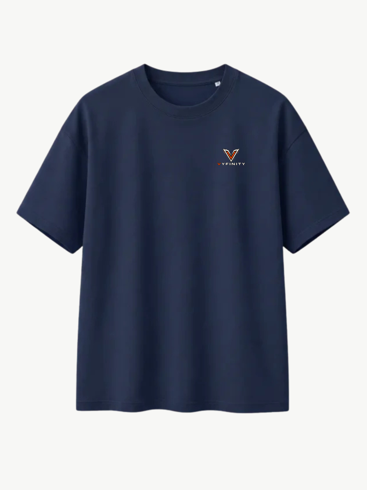 Dunkelblaues VYFINITY Heavy T-Shirt mit kleinem orange-weißem VYFINITY Logo auf der linken Brust und cleanem, minimalistischem Streetwear-Look.
