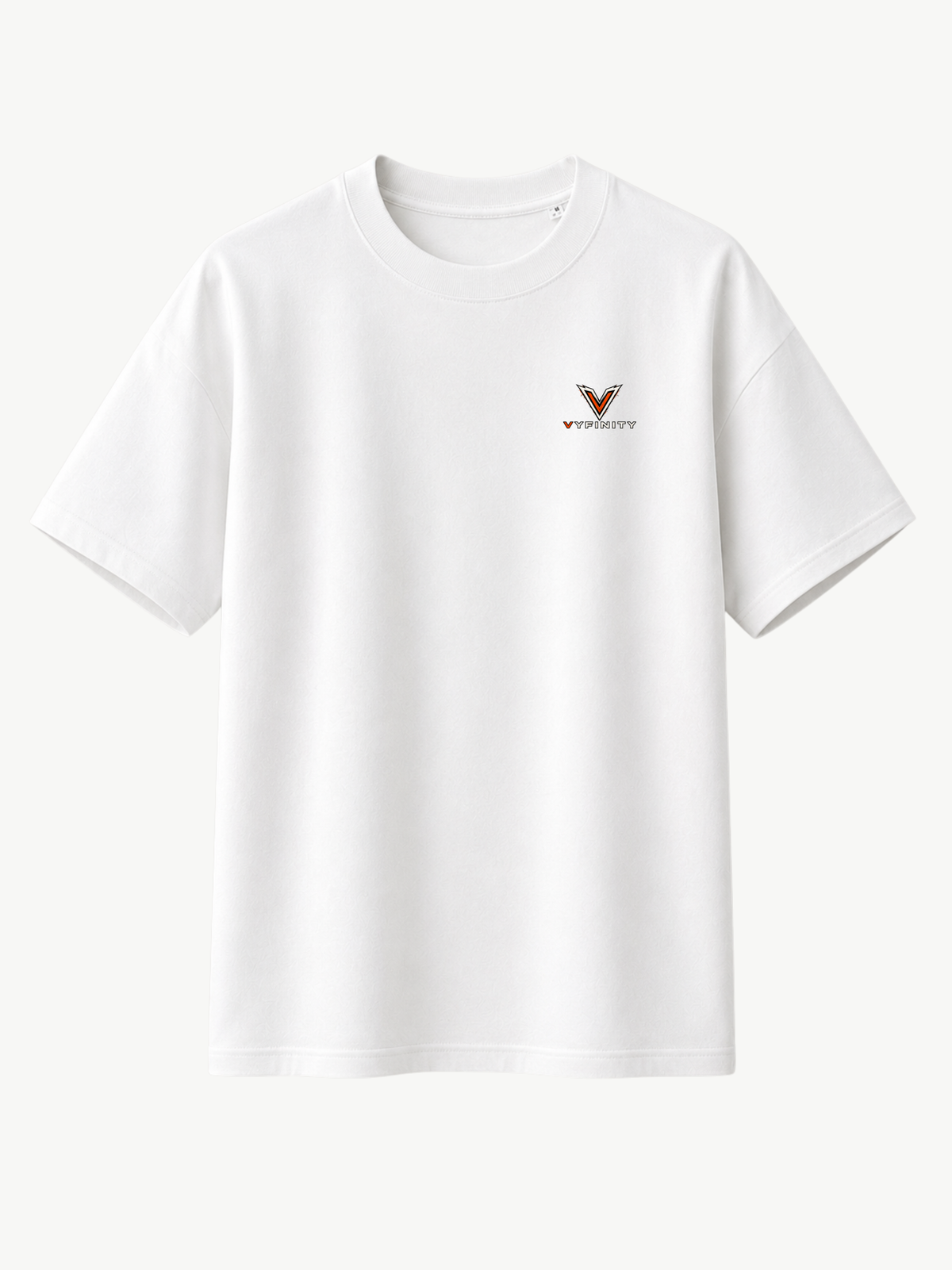 Weißes VYFINITY Heavy T-Shirt mit kleinem orange-schwarzem VYFINITY Logo auf der linken Brust und cleanem, minimalistischem Streetwear-Look.