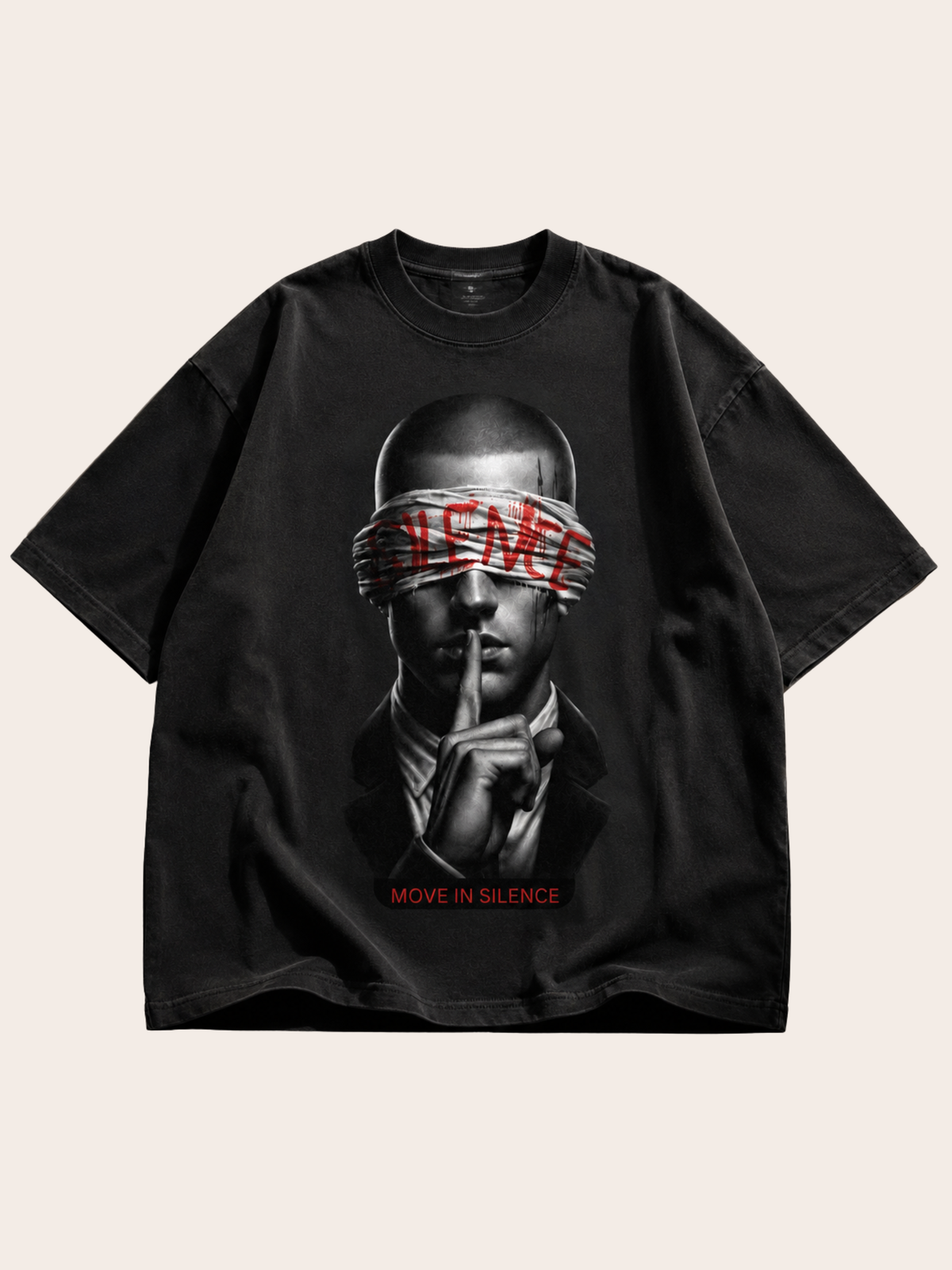 Schwarzes Oversized VYFINITY T-Shirt in Frontansicht mit großem „MOVE IN SILENCE“-Print. Das monochrome Motiv zeigt eine Person mit verbundenen Augen und Finger vor den Lippen, ergänzt durch markante rote Schriftakzente. Moderner dunkler Streetwear-Look auf neutralem Hintergrund.
