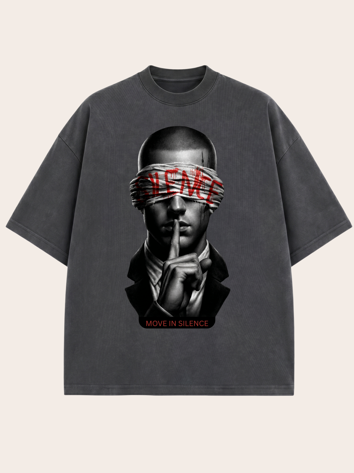 Dunkelgraues Oversized VYFINITY T-Shirt in Frontansicht mit großem „MOVE IN SILENCE“-Statement-Print. Das schwarz-weiße Motiv zeigt eine Person mit verbundenen Augen und Finger vor den Lippen, ergänzt durch markante rote Schriftakzente. Moderner Premium-Streetwear-Look auf neutralem Hintergrund.