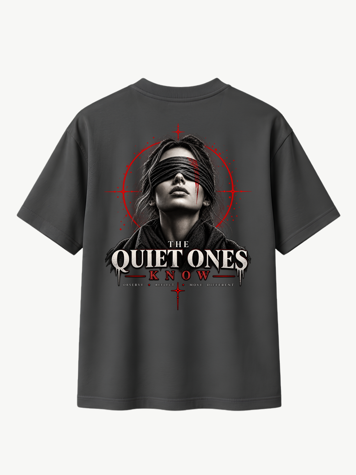 Anthrazitfarbenes VYFINITY Heavy T-Shirt mit 215 GSM in Rückansicht, Oversized-Passform und großem „THE QUIET ONES KNOW“-Backprint mit Frau mit verbundenen Augen sowie roten und weißen grafischen Akzenten.