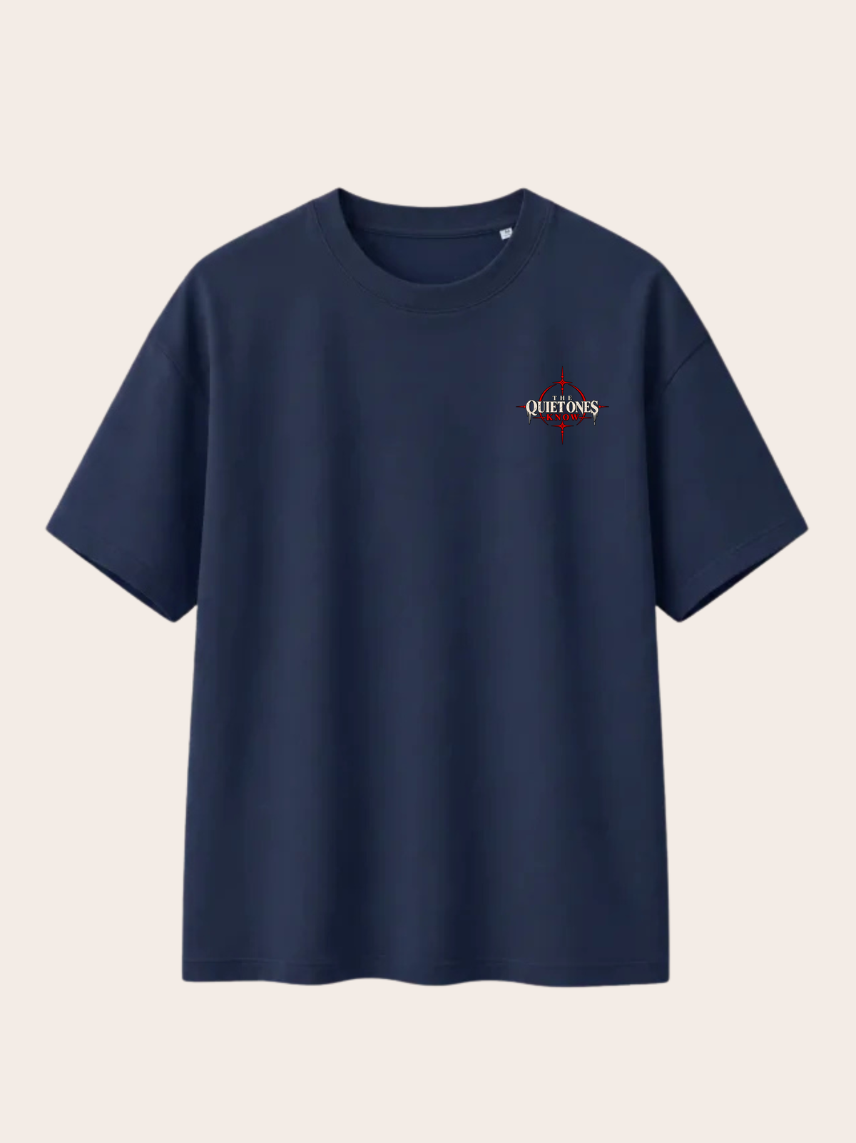 Dunkelblaues VYFINITY Heavy T-Shirt mit 215 GSM in Frontansicht, Oversized-Passform und kleinem „THE QUIET ONES KNOW“-Brustprint in Weiß, Schwarz und Rot.