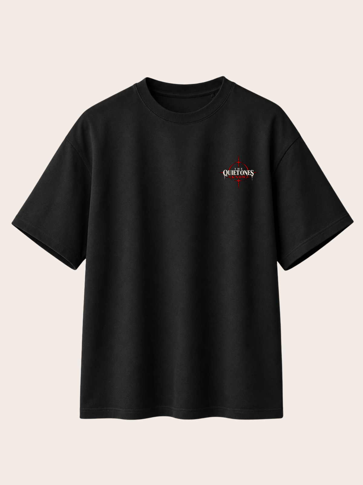 Schwarzes VYFINITY Heavy T-Shirt mit 215 GSM in Frontansicht, Oversized-Passform und kleinem „THE QUIET ONES KNOW“-Brustprint in Weiß, Schwarz und Rot.