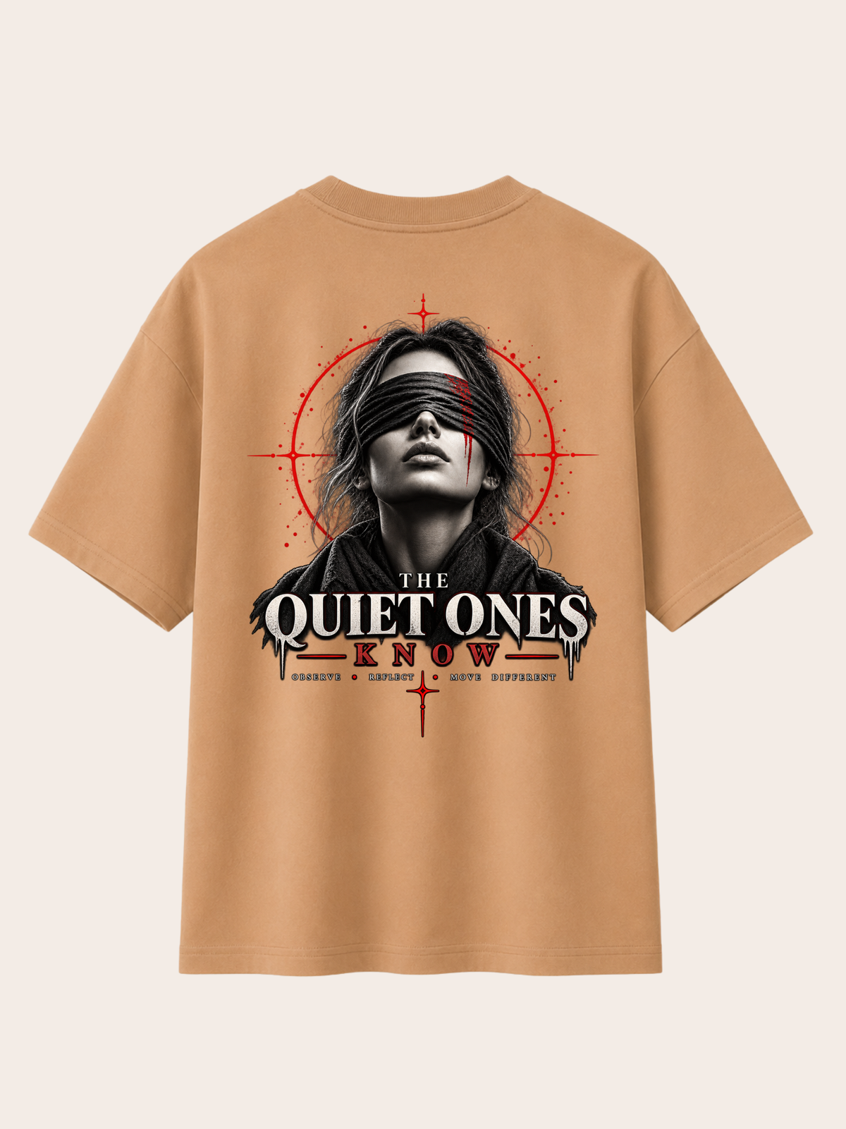 Beiges VYFINITY Heavy T-Shirt mit 215 GSM in Rückansicht, Oversized-Passform und großem „THE QUIET ONES KNOW“-Rückenprint mit Frau mit Augenbinde sowie schwarzen, weißen und roten grafischen Akzenten.
