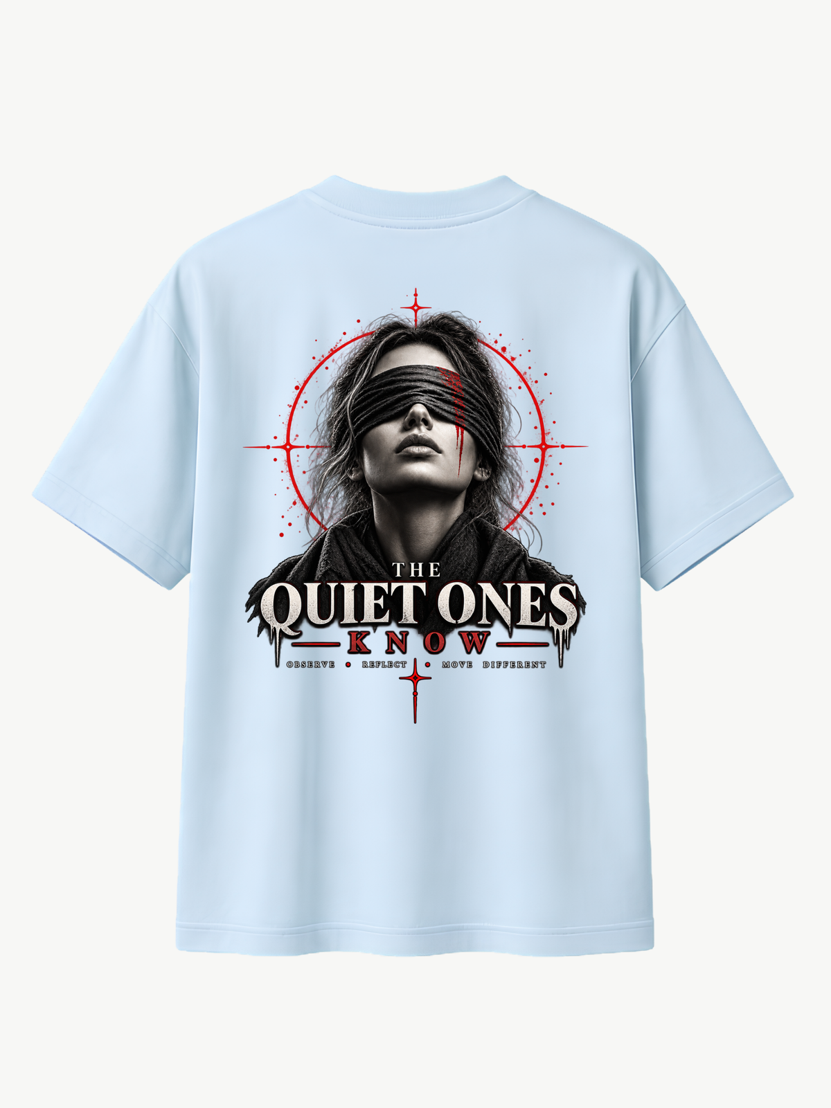 Hellblaues VYFINITY Heavy T-Shirt mit 215 GSM in Rückansicht, Oversized-Passform und großem „THE QUIET ONES KNOW“-Rückenprint mit Frau mit schwarzer Augenbinde sowie roten, schwarzen und weißen grafischen Akzenten.
