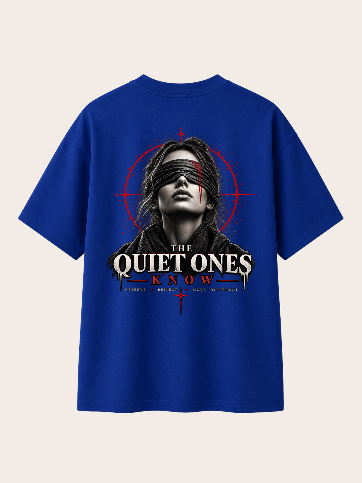 Blaues VYFINITY Heavy T-Shirt mit 215 GSM in Rückansicht und Oversized-Passform. Großer „THE QUIET ONES KNOW“-Backprint mit schwarz-weißem Frauenporträt und Augenbinde, roten grafischen Akzenten sowie dem Schriftzug „OBSERVE • REFLECT • MOVE DIFFERENT“.