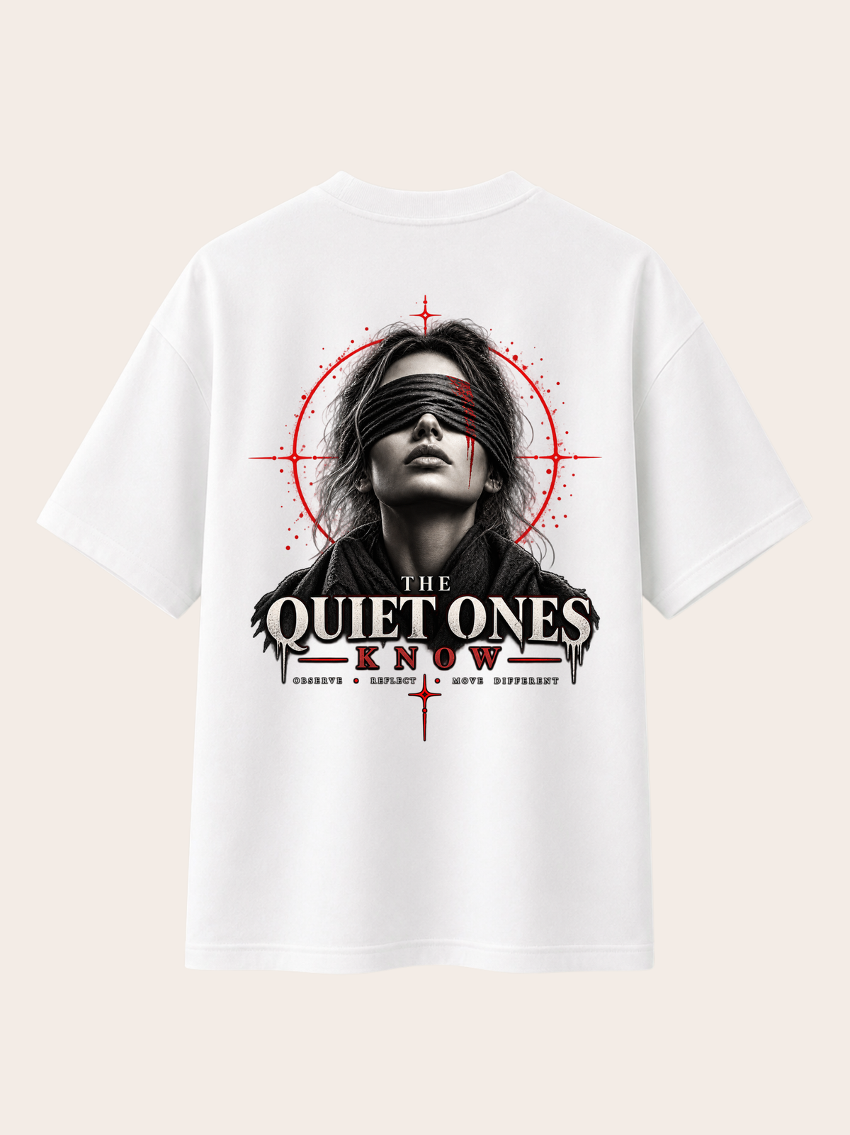 Weißes VYFINITY Heavy T-Shirt mit 215 GSM in Rückansicht, Oversized-Passform und großem „THE QUIET ONES KNOW“-Backprint mit verbundenen Augen, roten grafischen Akzenten und dem Schriftzug „OBSERVE • REFLECT • MOVE DIFFERENT“.
