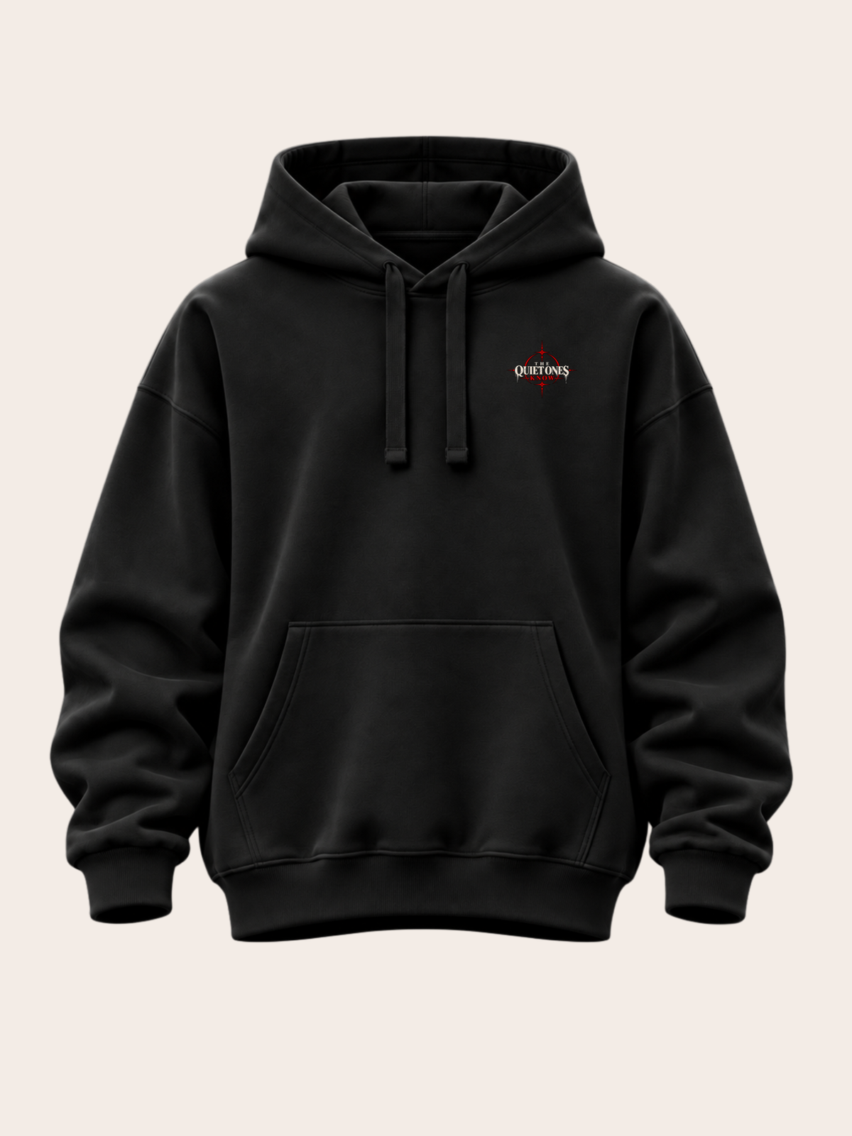 Schwarzer Oversized Hoodie in Frontansicht mit kleinem „THE QUIET ONES KNOW“-Brustprint in Schwarz, Weiß und Rot, Kapuze mit schwarzen Kordeln und Kängurutasche.